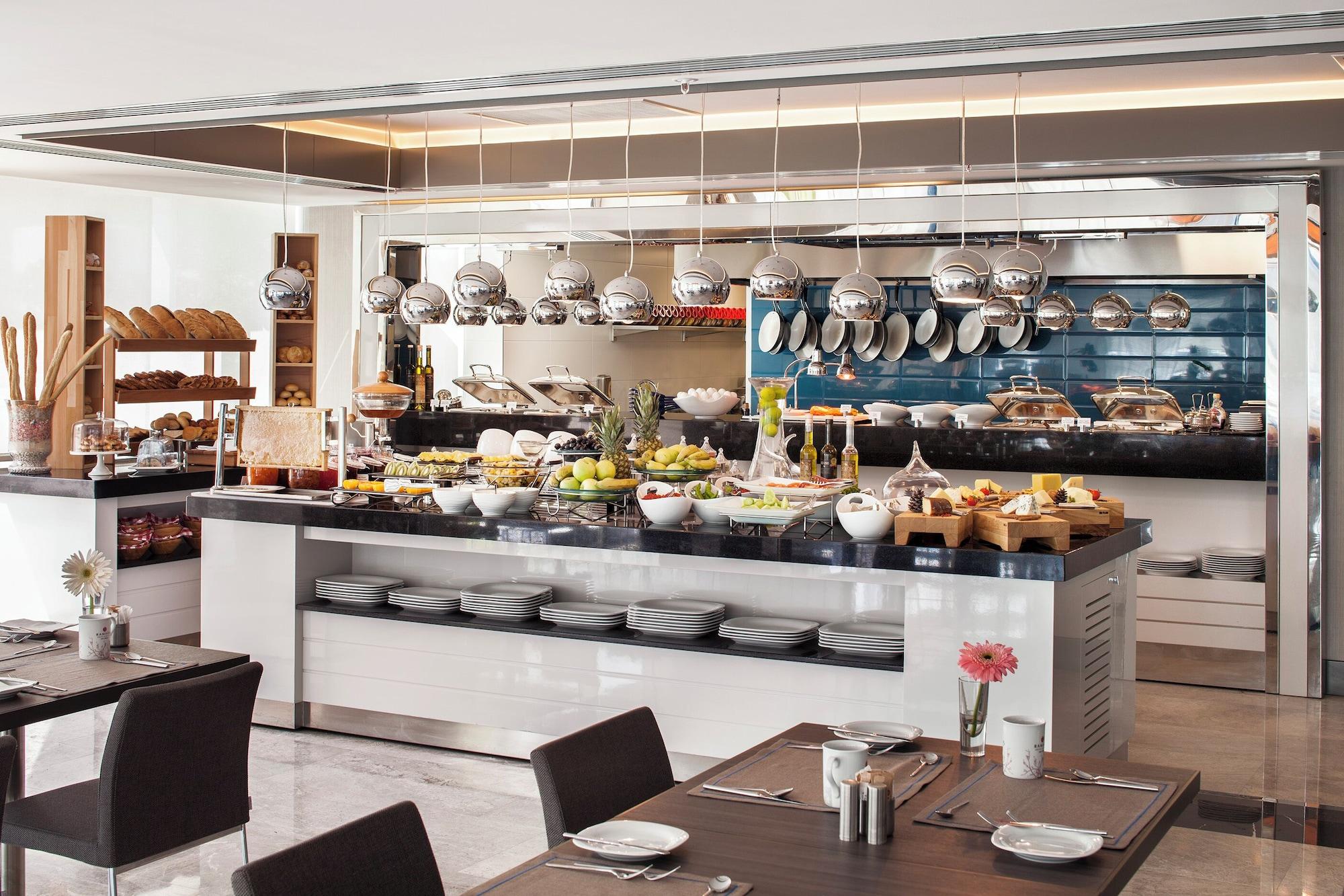 Restaurant Ramada Hotel & Suites by Wyndham Izmir Kemalpasa