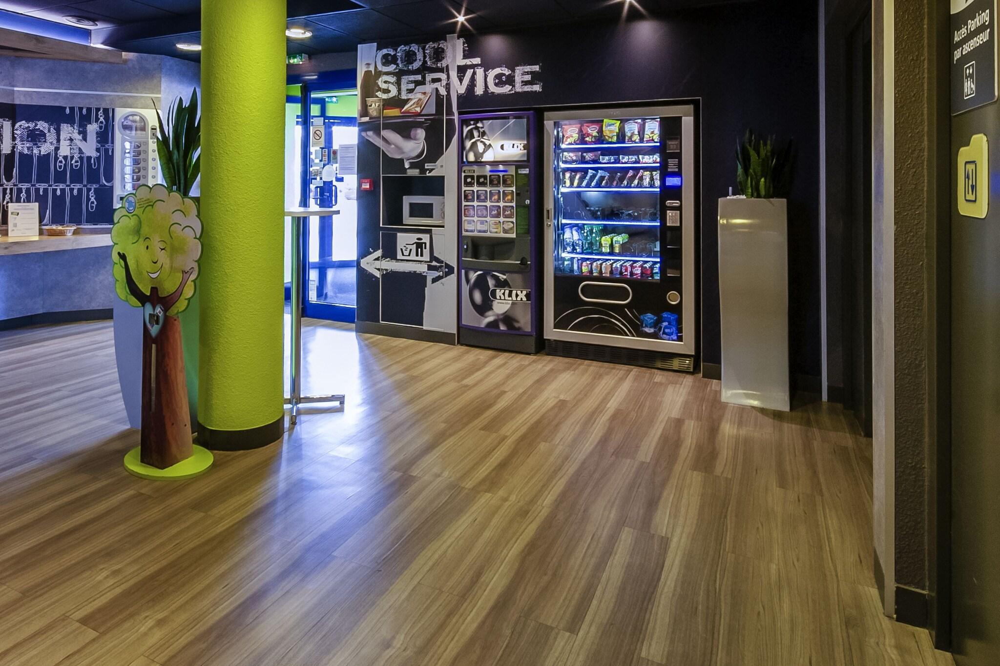 Vista Lobby ibis budget Courbevoie Paris la Defense 1