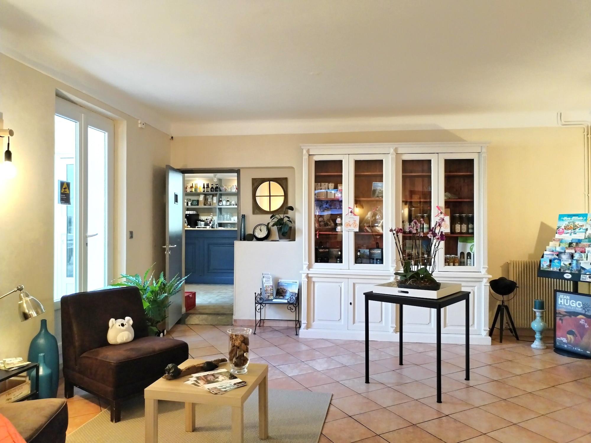Varios Logis Hôtel La Bastide d'Entraigues