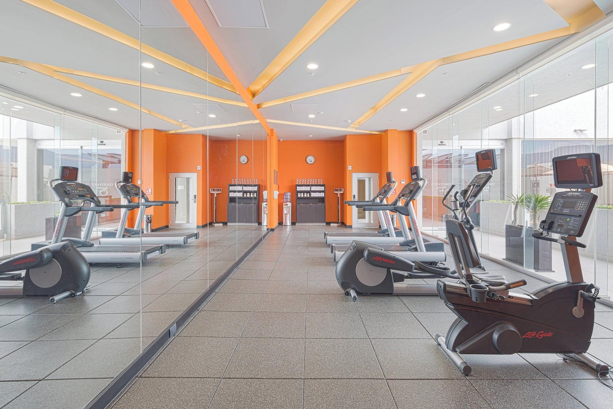 Gimnasio Courtyard Saltillo