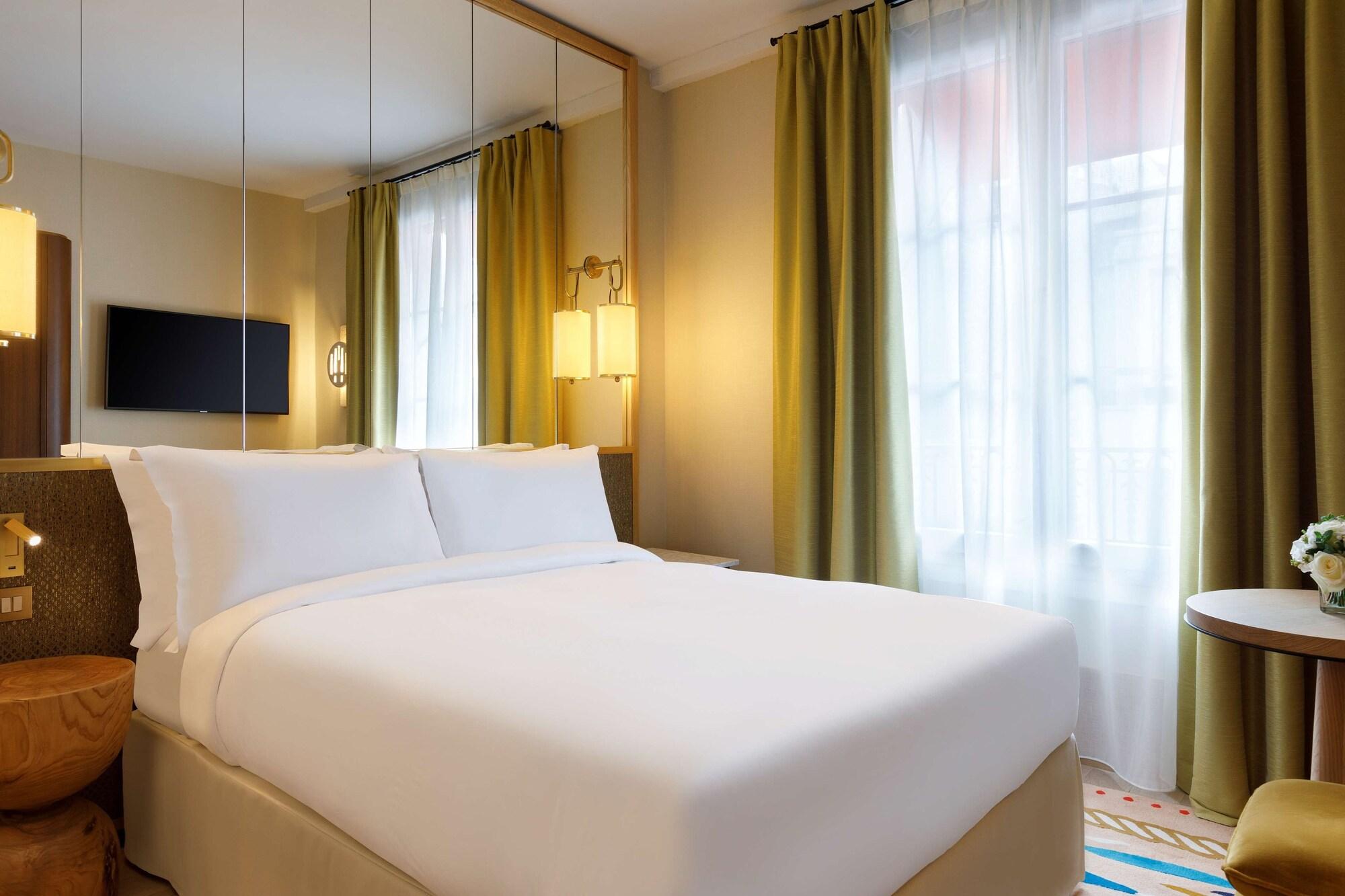 Habitación Le Belgrand Hotel Paris Champs Elysees, Tapestry by Hilton