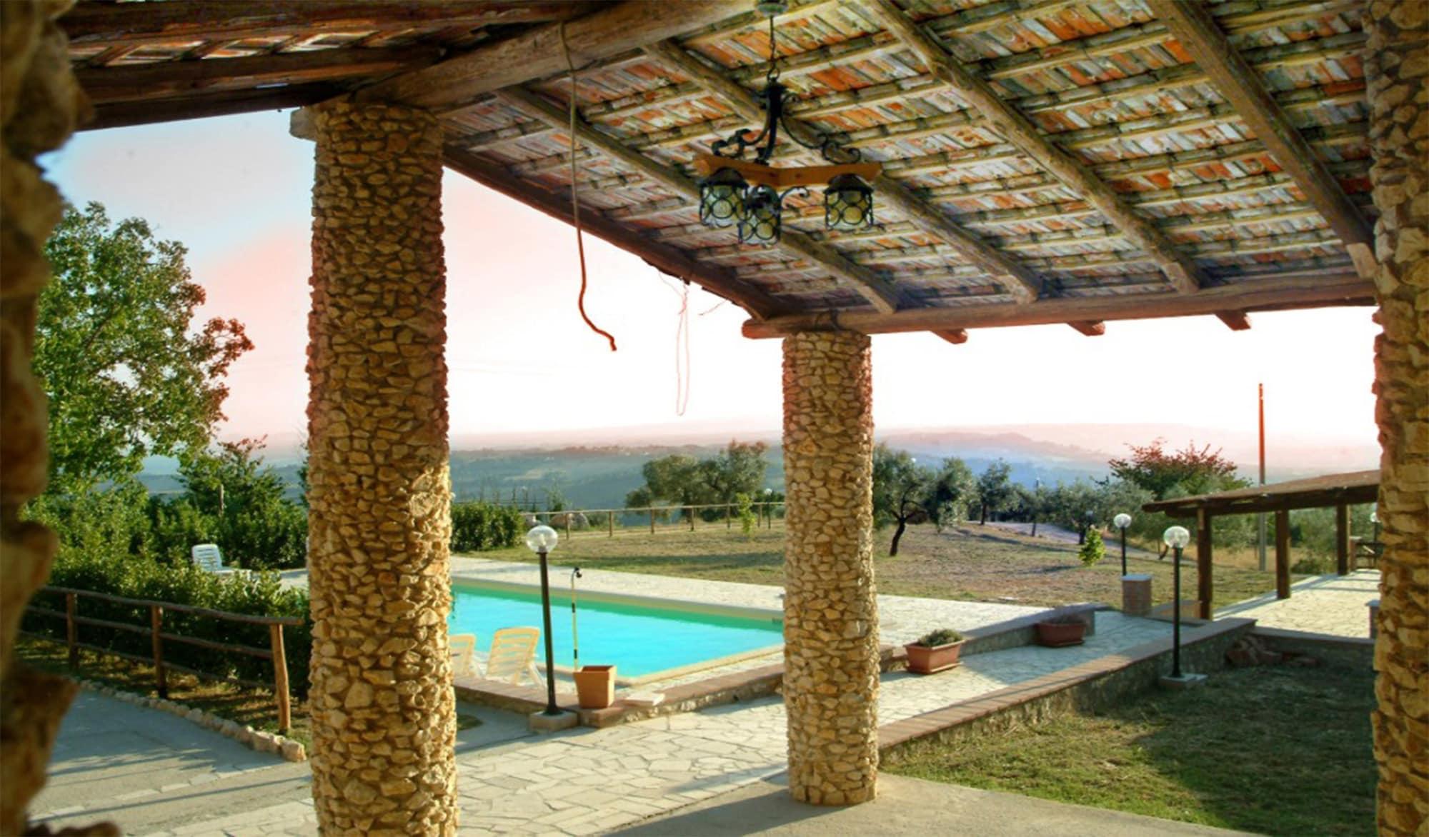 Vista Piscina Agriturismo Belvedere Cramaccioli