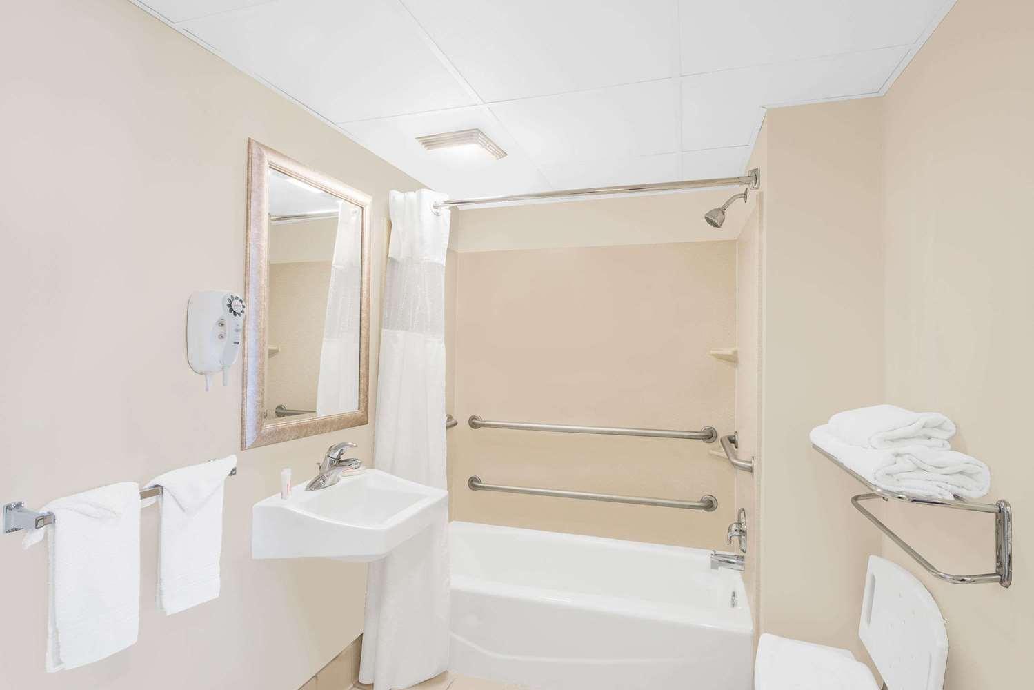 Suite Days Inn Springfield Phil. Intl Airport