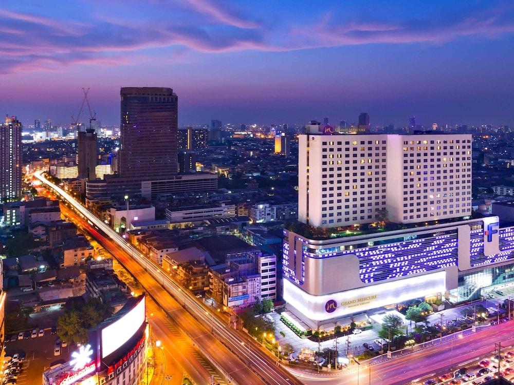 Vista da fachada Grand Mercure Bangkok Fortune
