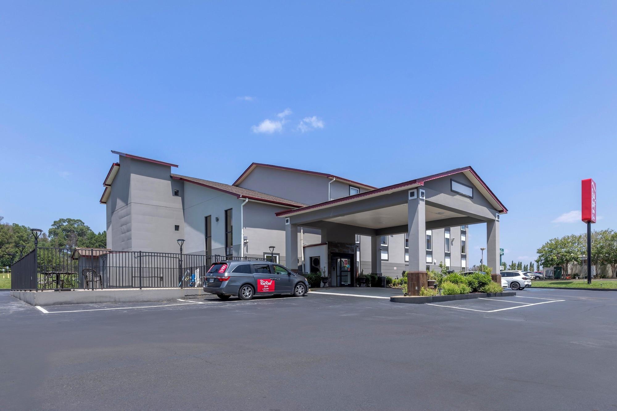 Vista Exterior Red Roof Inn & Suites Clinton, MS