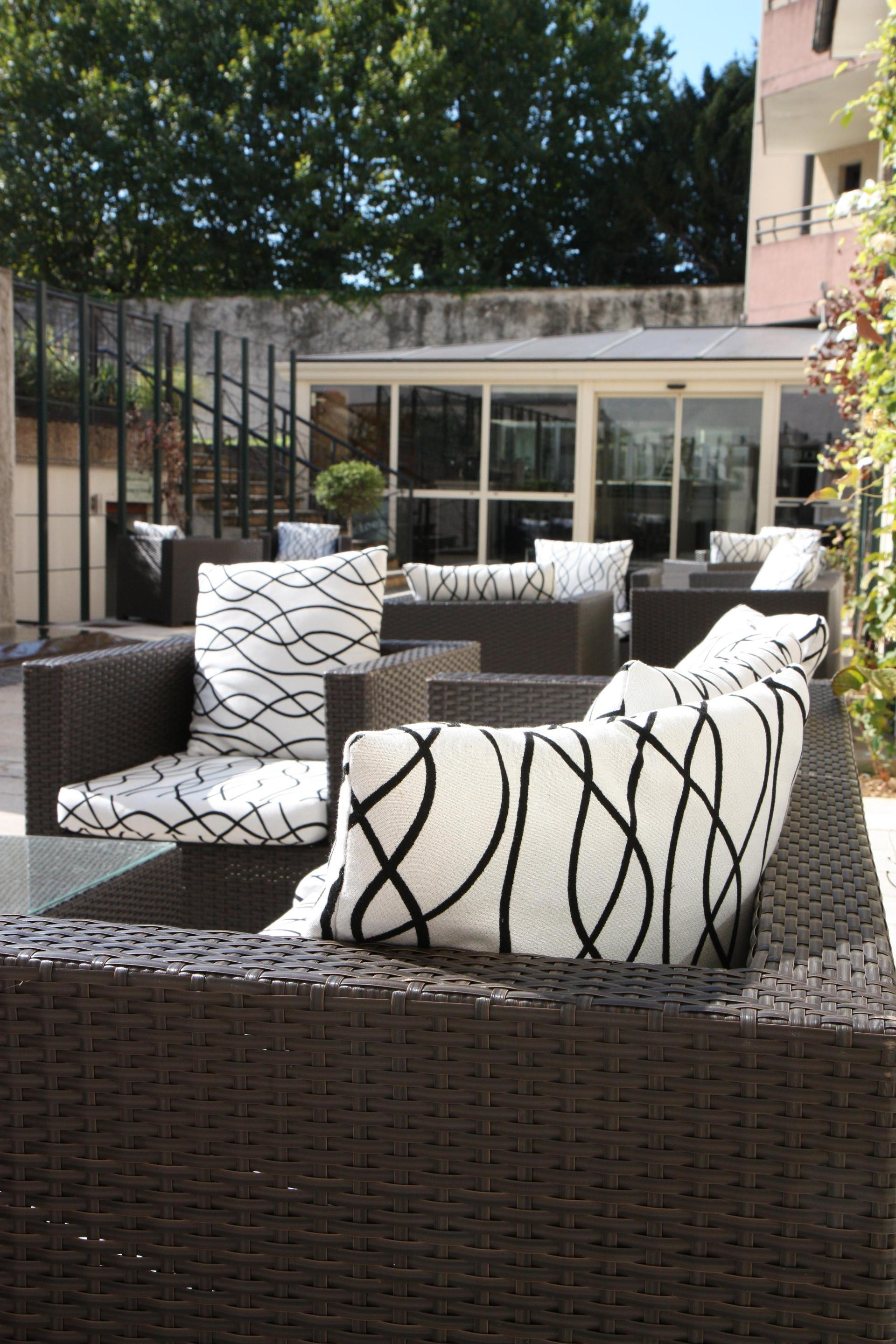 Varios Henry II Hotel