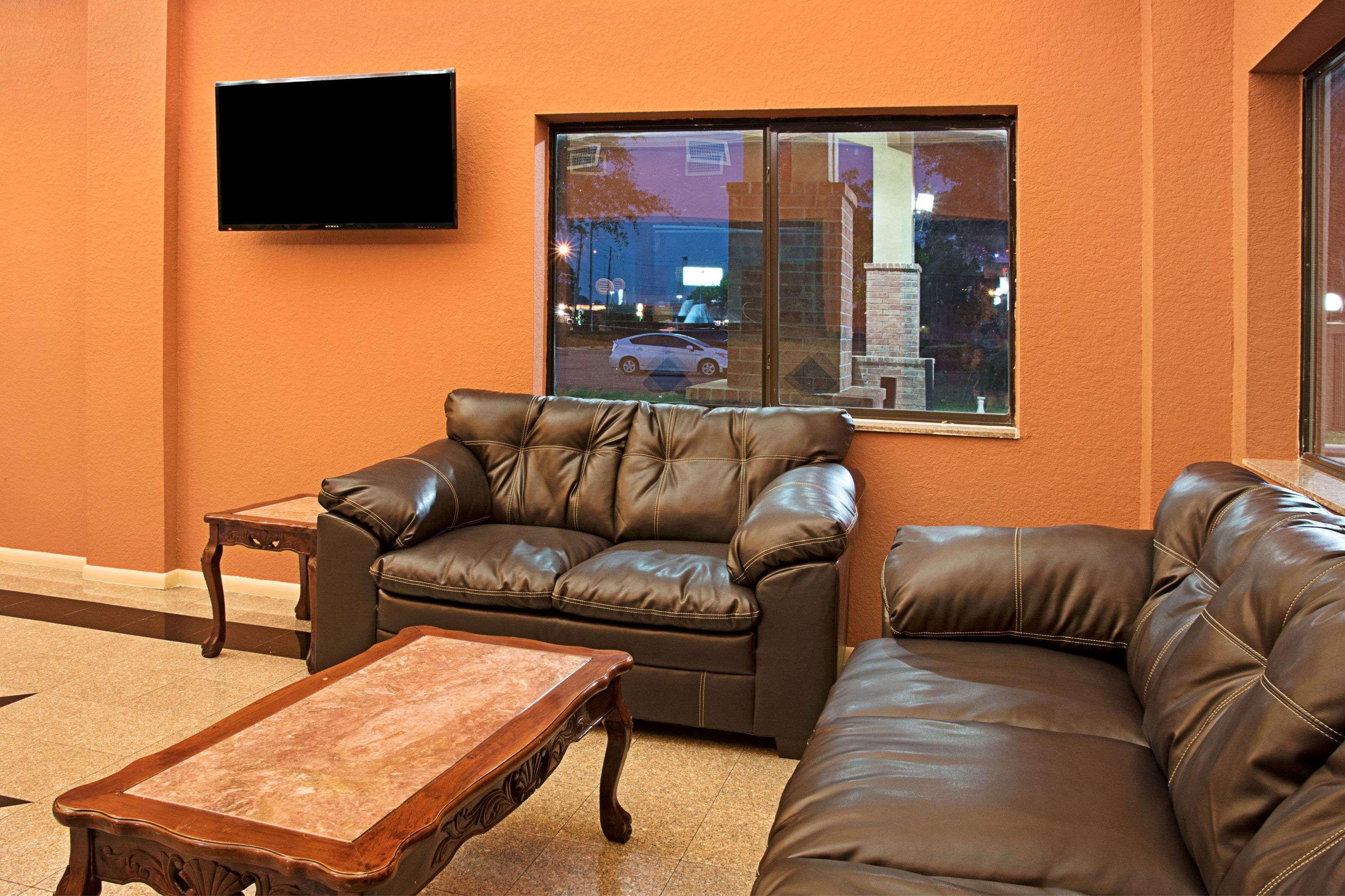 Vista Lobby Super 8 by Wyndham Houston/Brookhollow NW