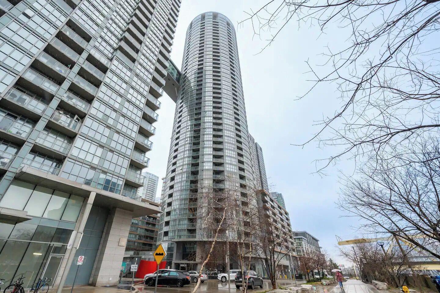 Vista Exterior Waterfront Majesty Enclaves
