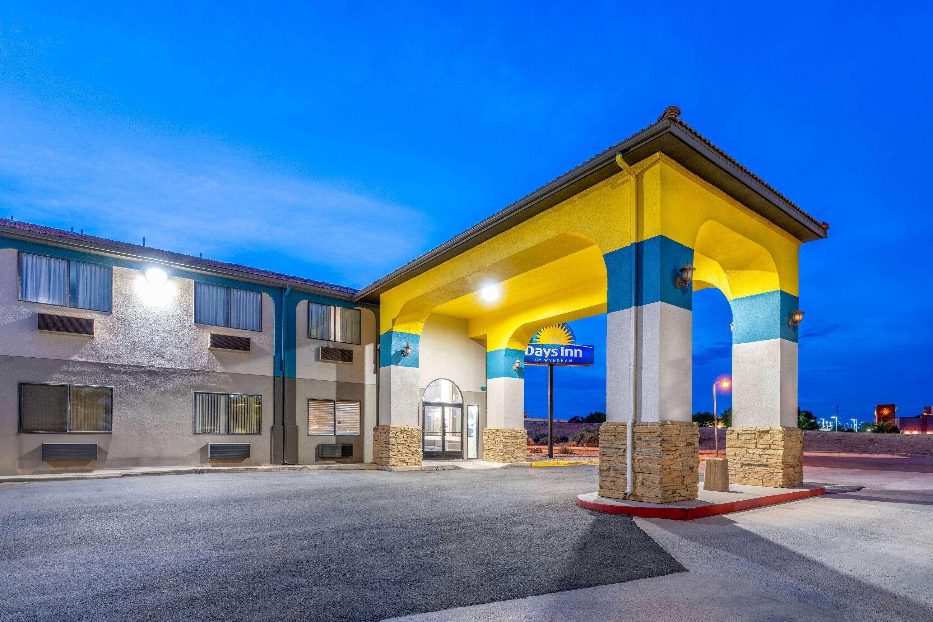 Vista Exterior Days Inn By Wyndham Los Lunas
