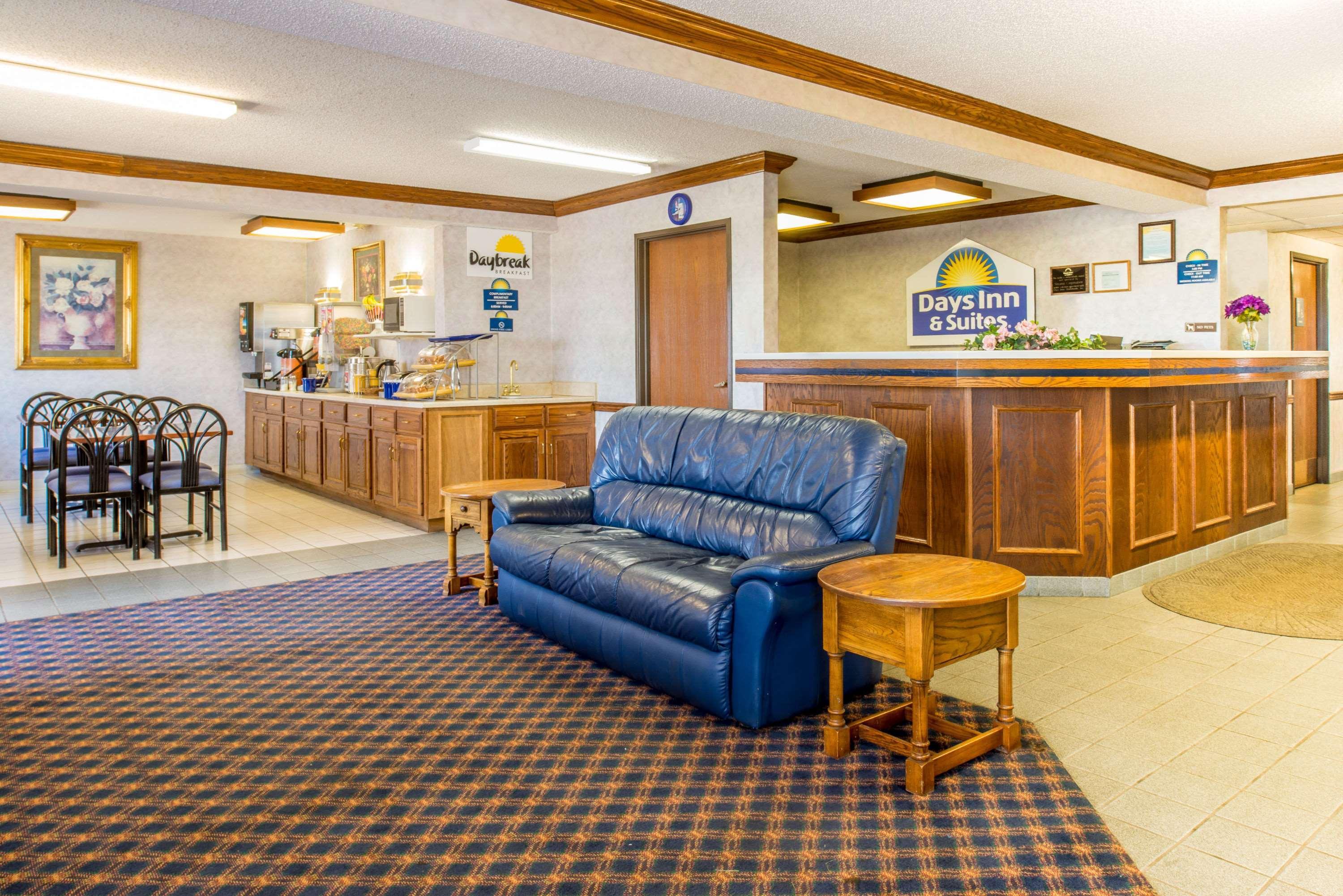 Vista Lobby Days Inn by Wyndham Pontoon Beach