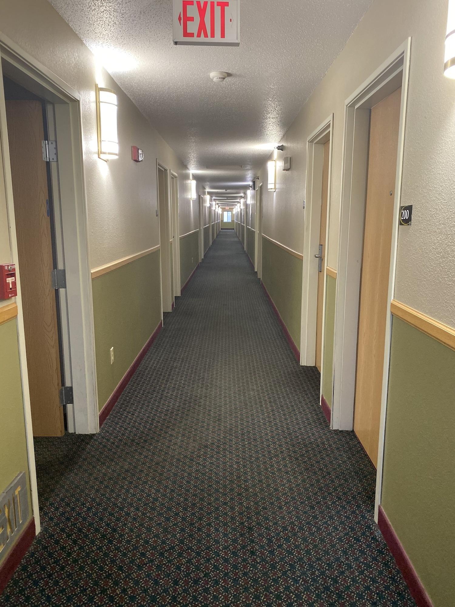 Varios Super 8 by Wyndham Beresford