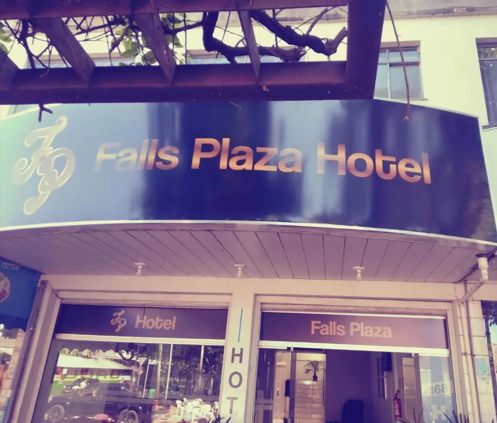 Vista da fachada Falls Plaza Hotel