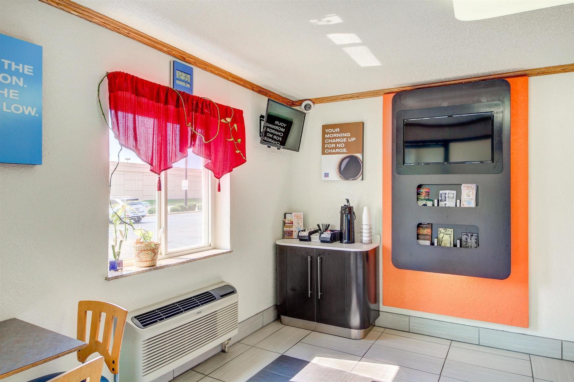 Vista Lobby Motel 6 Wichita, KS