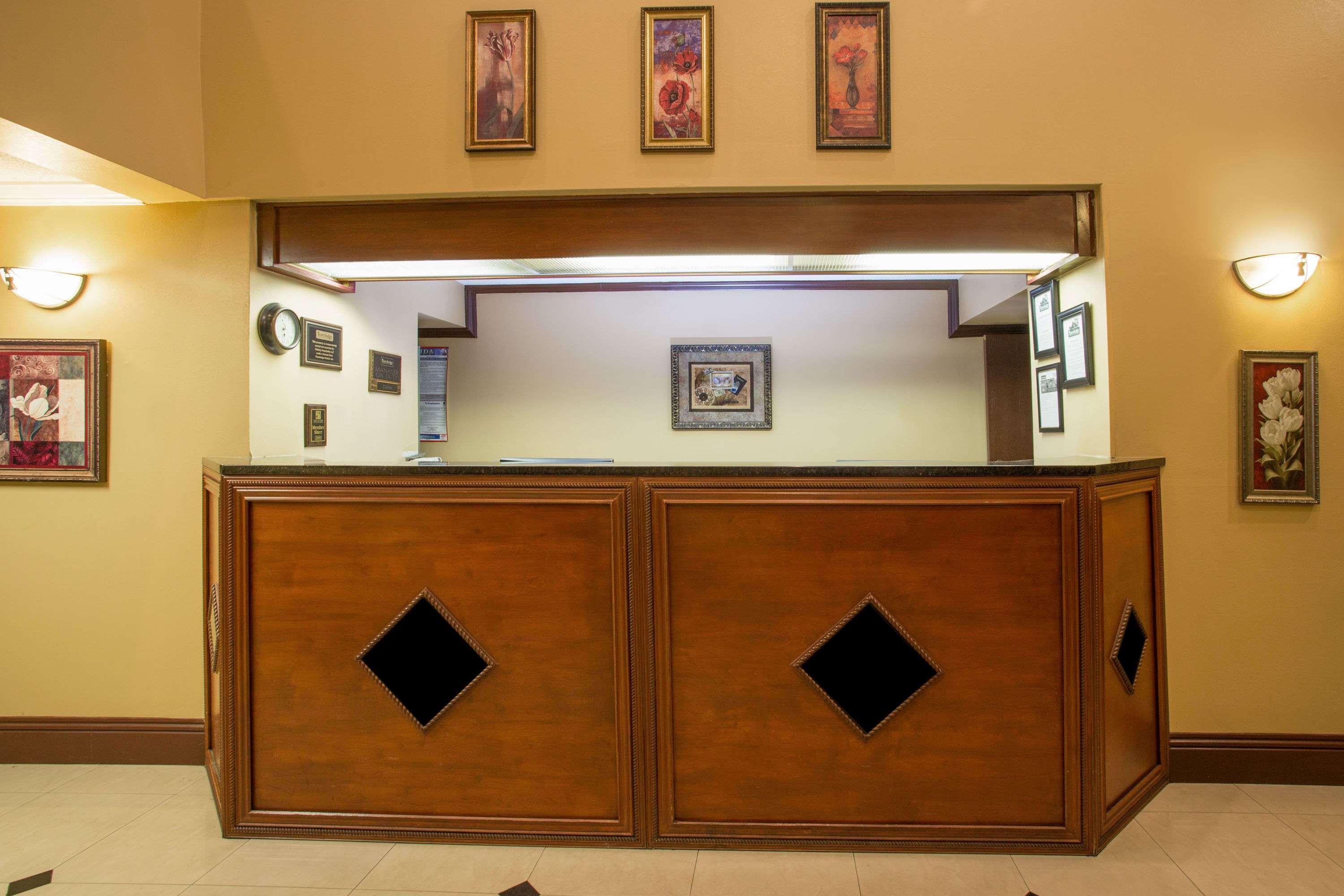 Vista Lobby Travelodge by Wyndham Fort Myers Airport