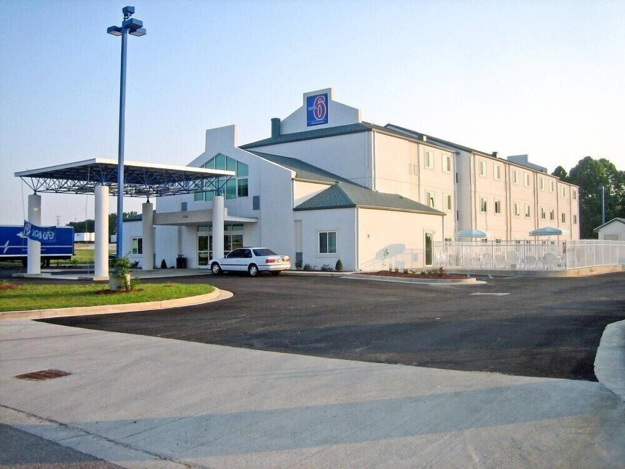 Vista Exterior Motel 6 Montgomery, AL - Airport