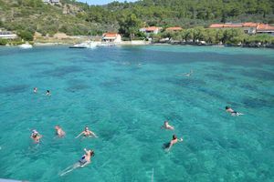 Actividad - Excursión guiada de día completo en crucero por la costa este de Samos con almuerzo barbacoa.
