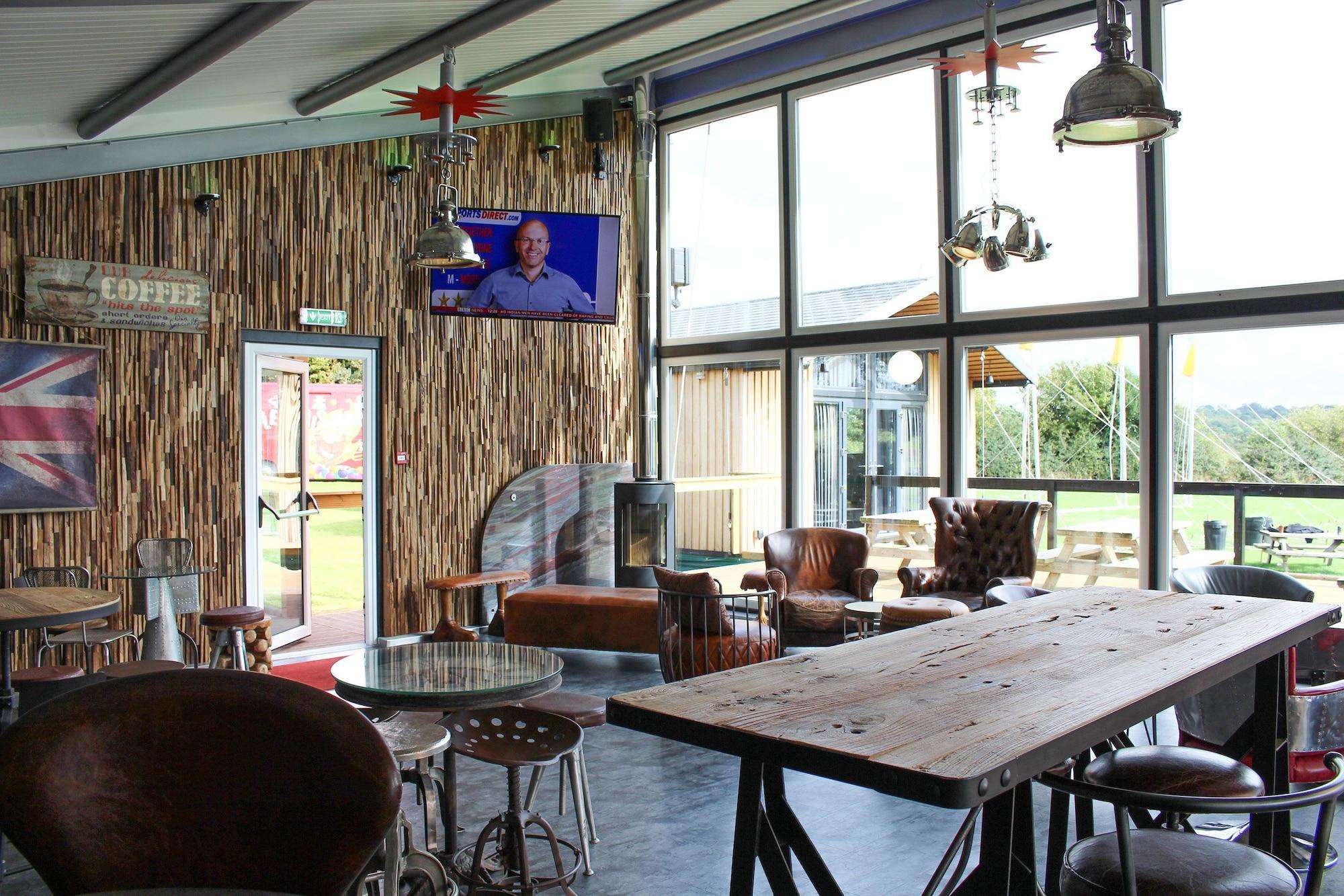 Bar/Salón Old Hall House, NEC