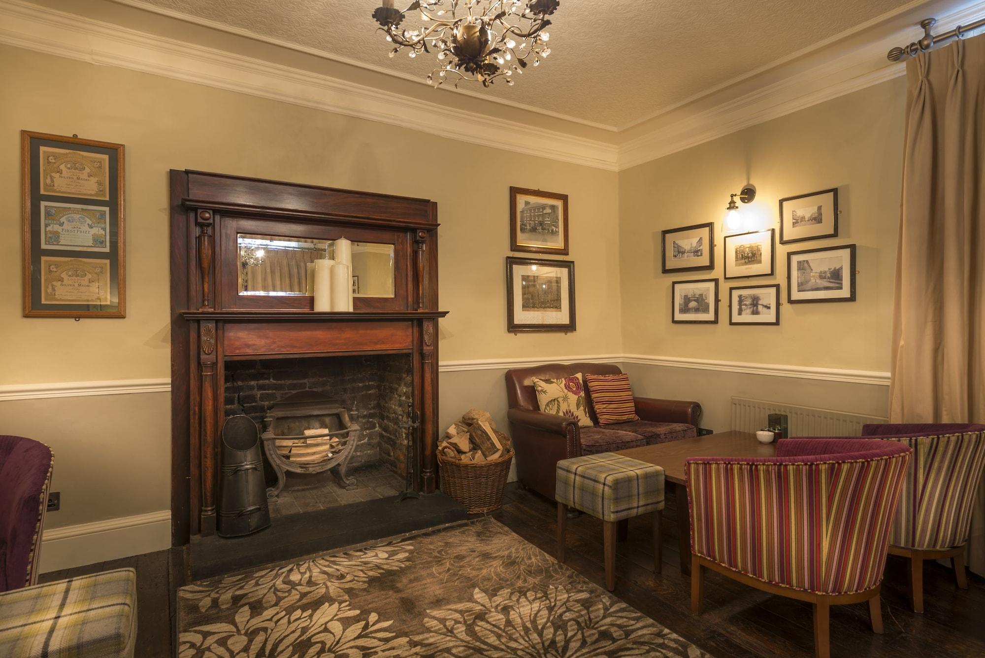 Bar/Salón The Royal Oak Hotel, Welshpool, Mid Wales