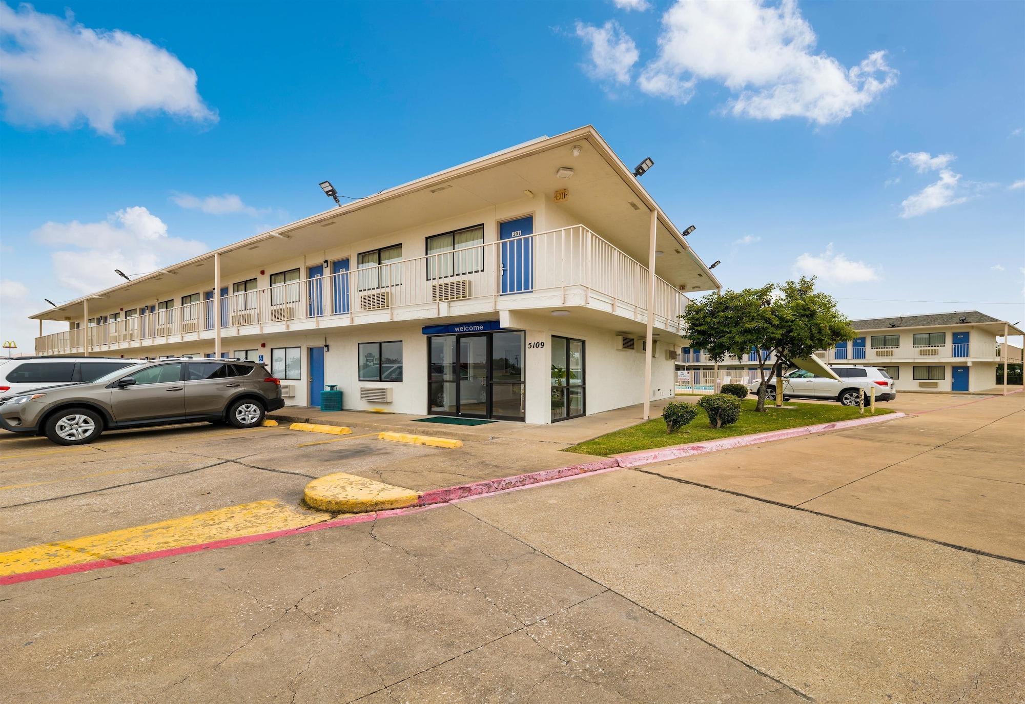 Vista Exterior Motel 6 Greenville, TX