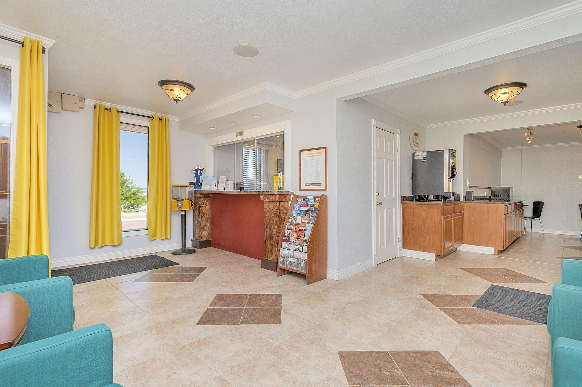 Vista Lobby Super 8 by Wyndham Colorado Springs/Chestnut Street