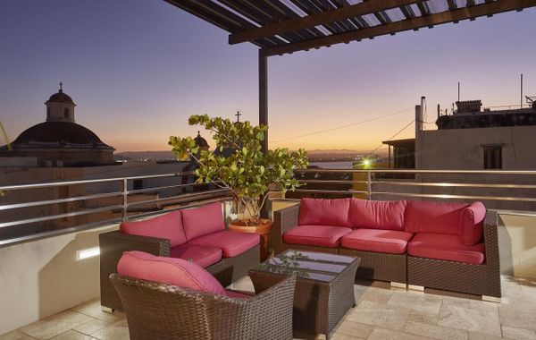 Decanter Hotel