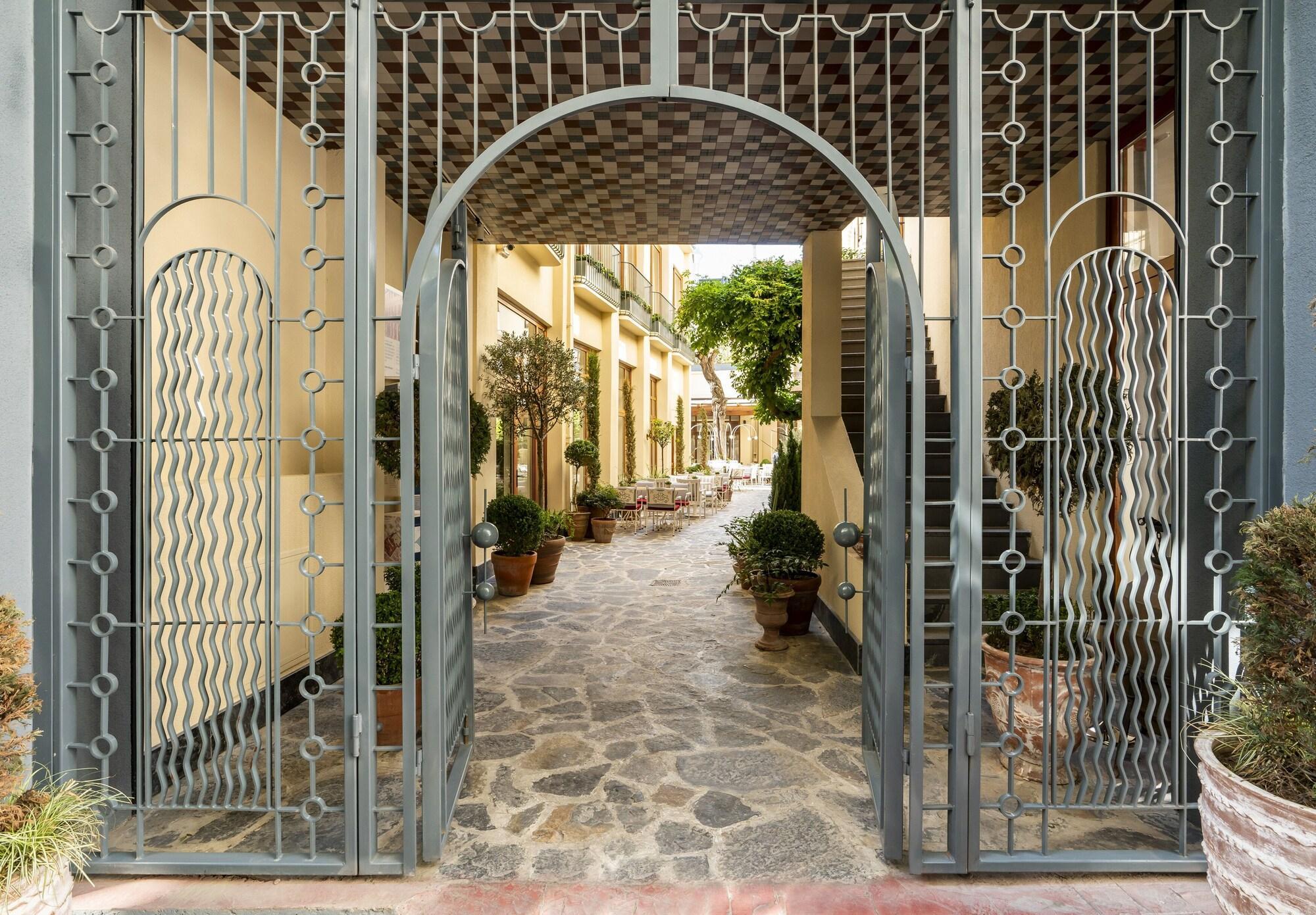 Vista Exterior Ecole St Pierre Hotel