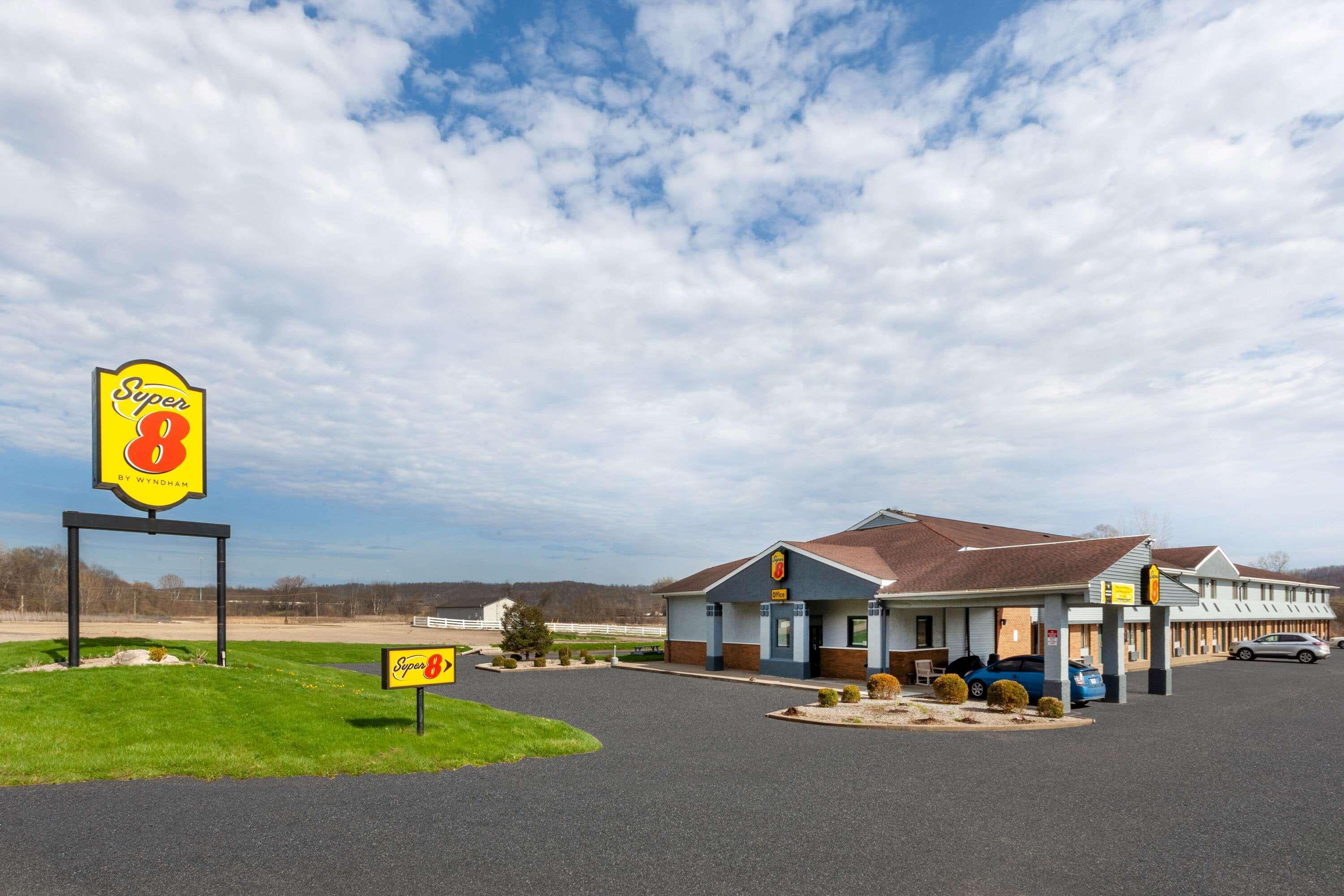 Vista Exterior Super 8 by Wyndham Newcomerstown
