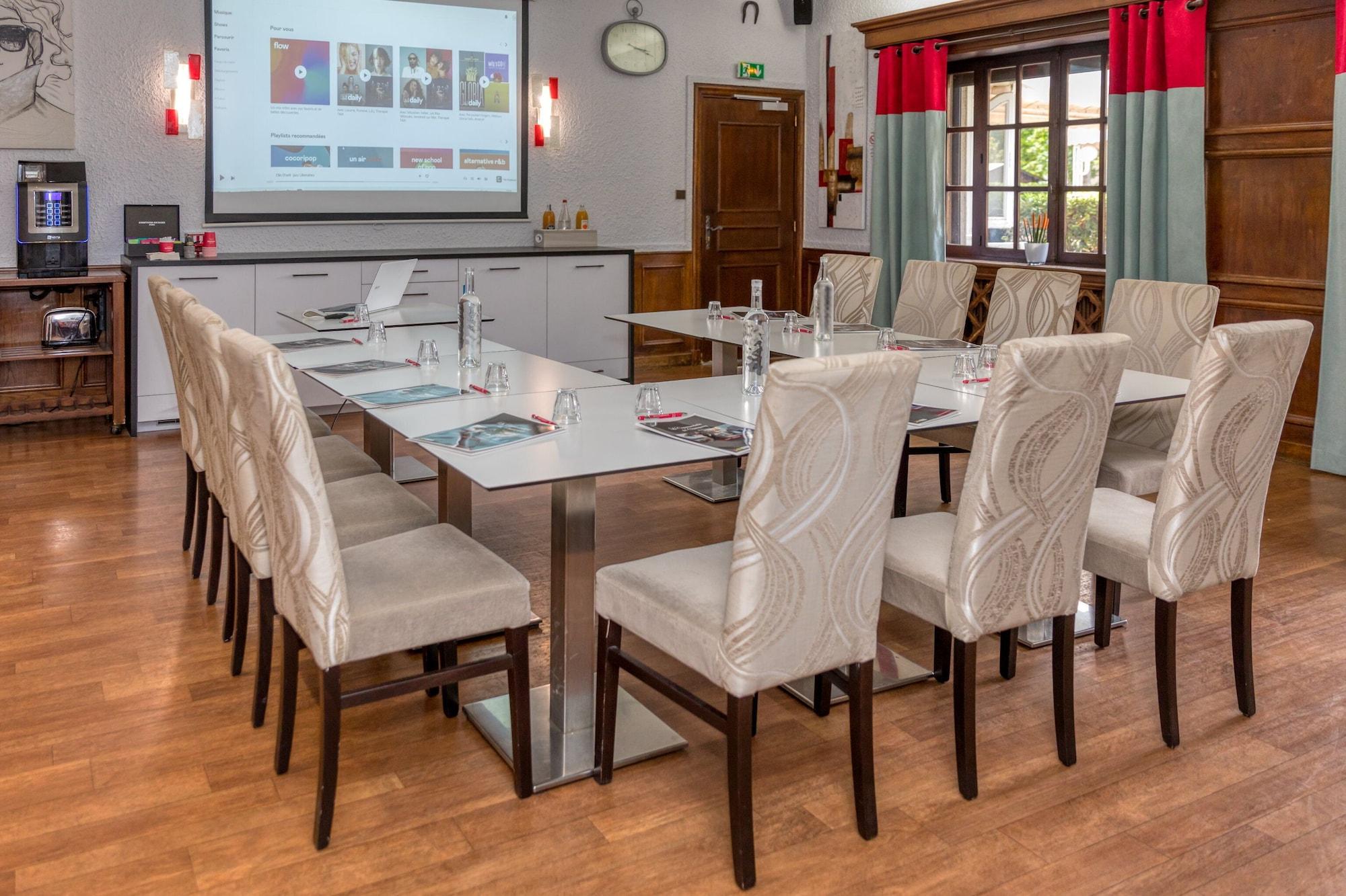 Sala de Reuniones Logis Hôtel la Commanderie de Champarey