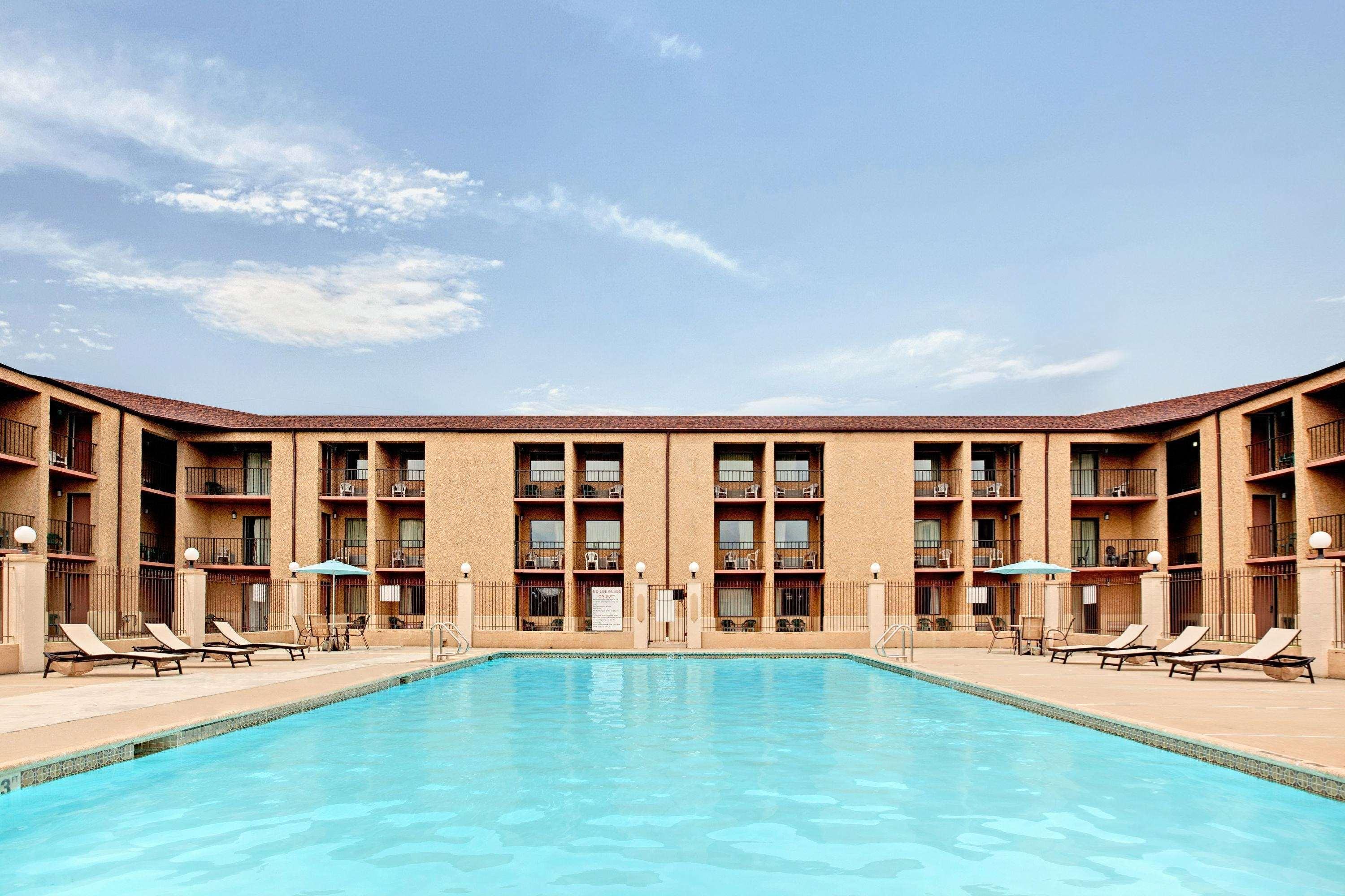 Vista Piscina Howard Johnson by Wyndham Blackwood near Philadelp