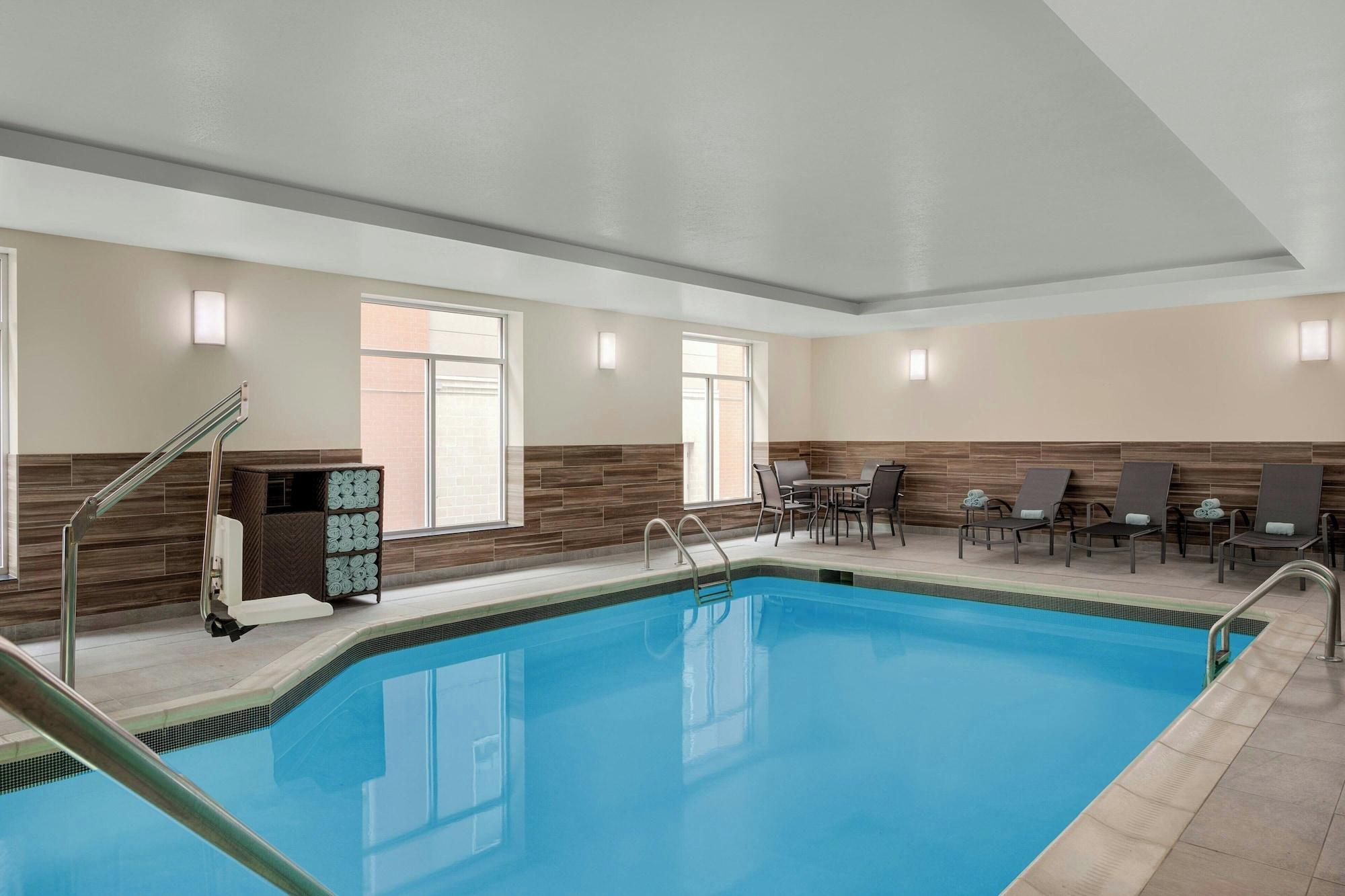 Vista Piscina Fairfield Inn & Suites Cincinnati Uptown/University Area