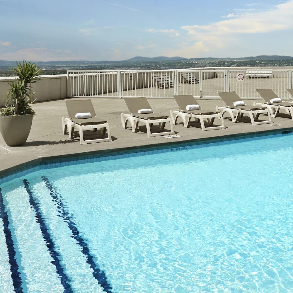 Vista da piscina Hilton Quebec