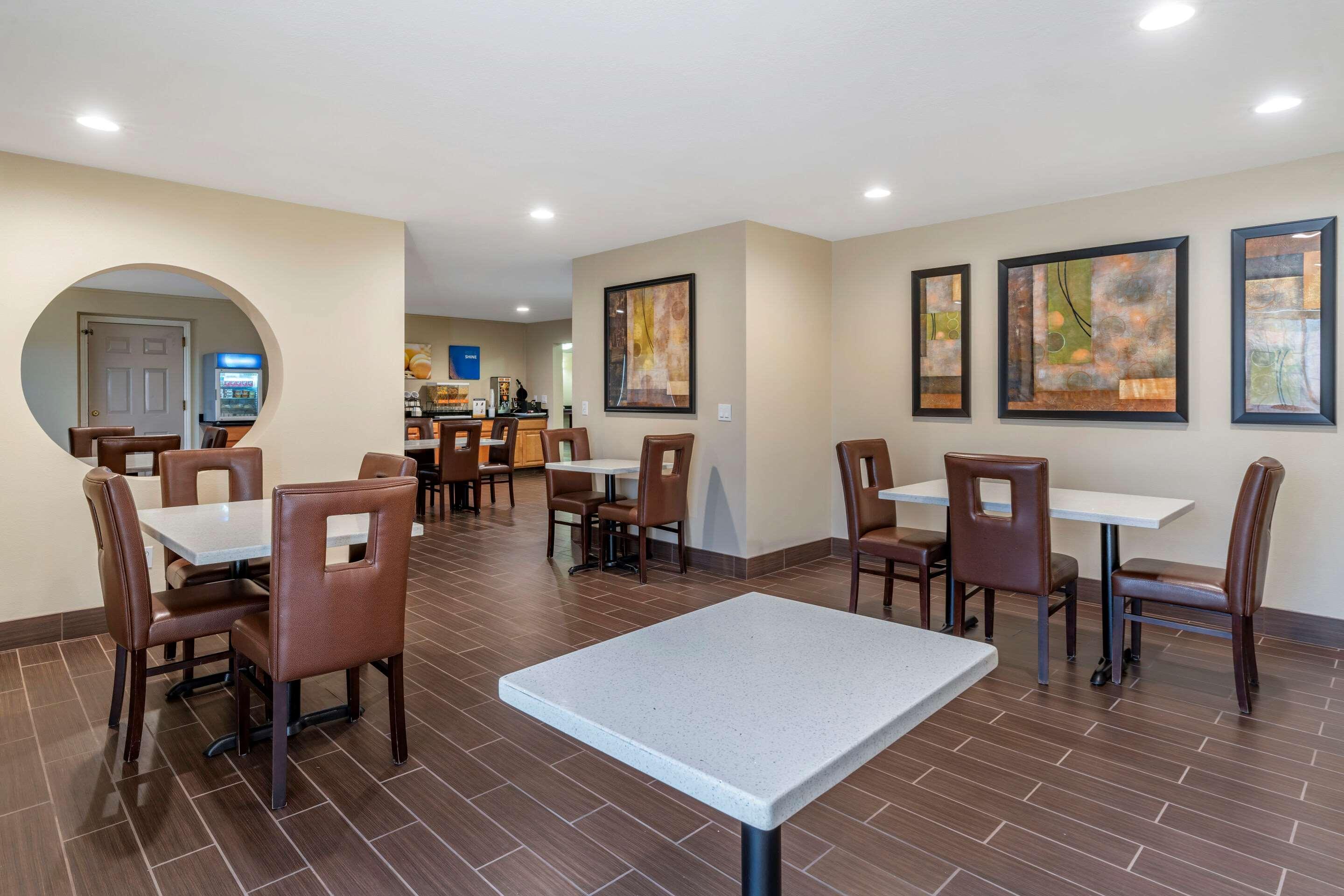 Restaurant Comfort Suites Red Bluff near I-5
