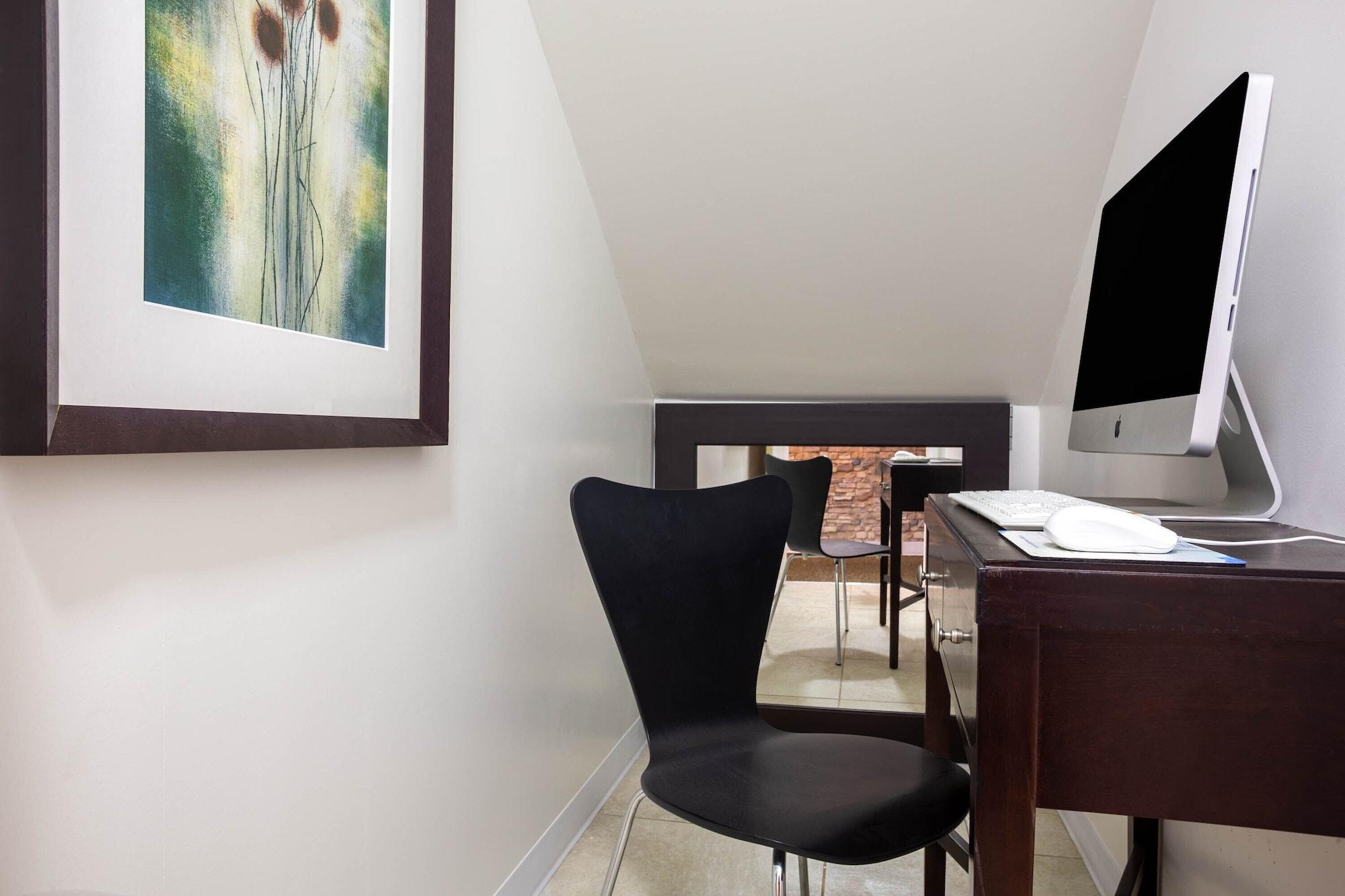 Centro de Negocios Super 8 by Wyndham El Dorado
