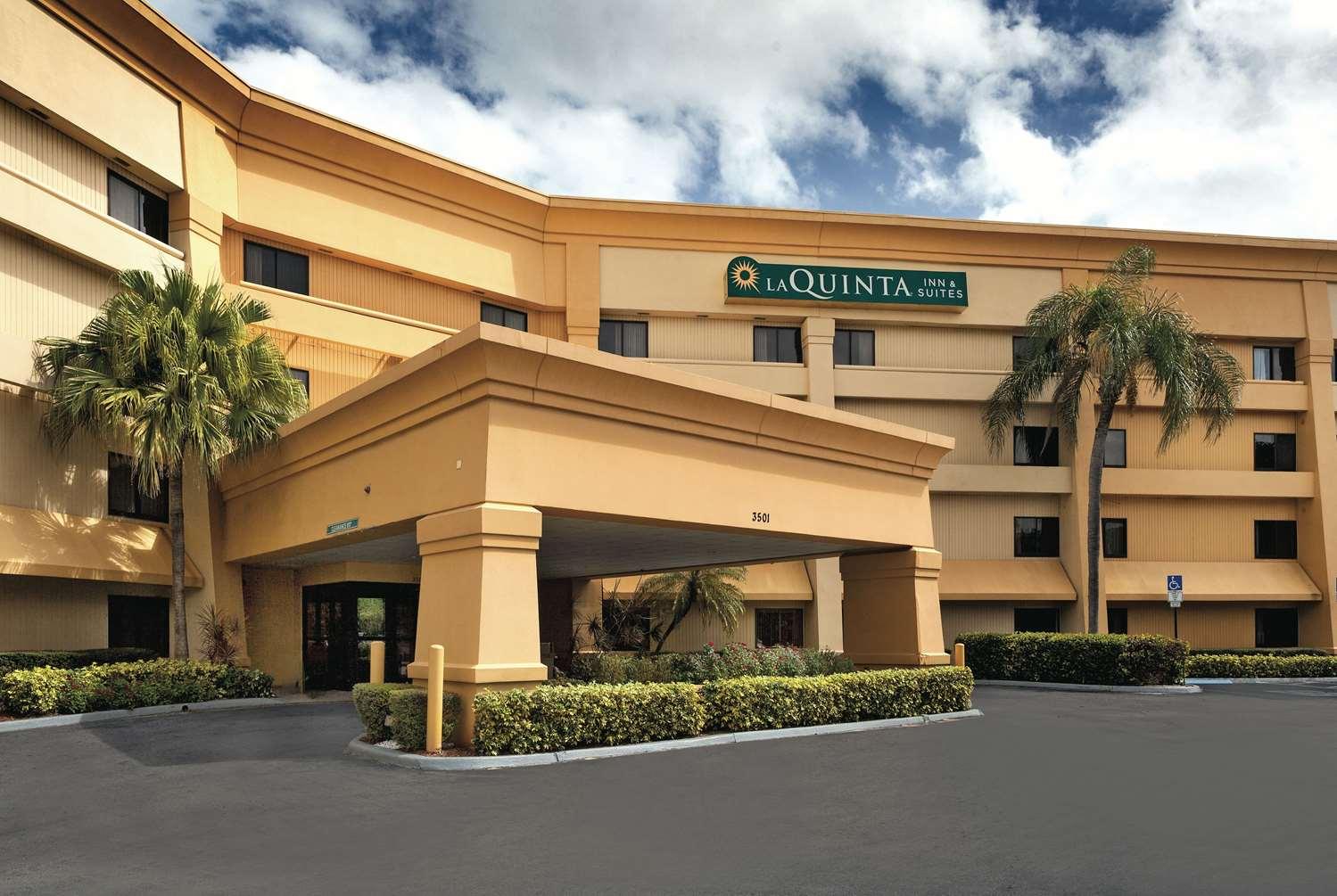 Vista Exterior La Quinta Inn & Suites Miami Airport East