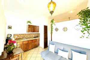 5 min to Marina/ 15 minutes walking to the beach, with beautiful garden!