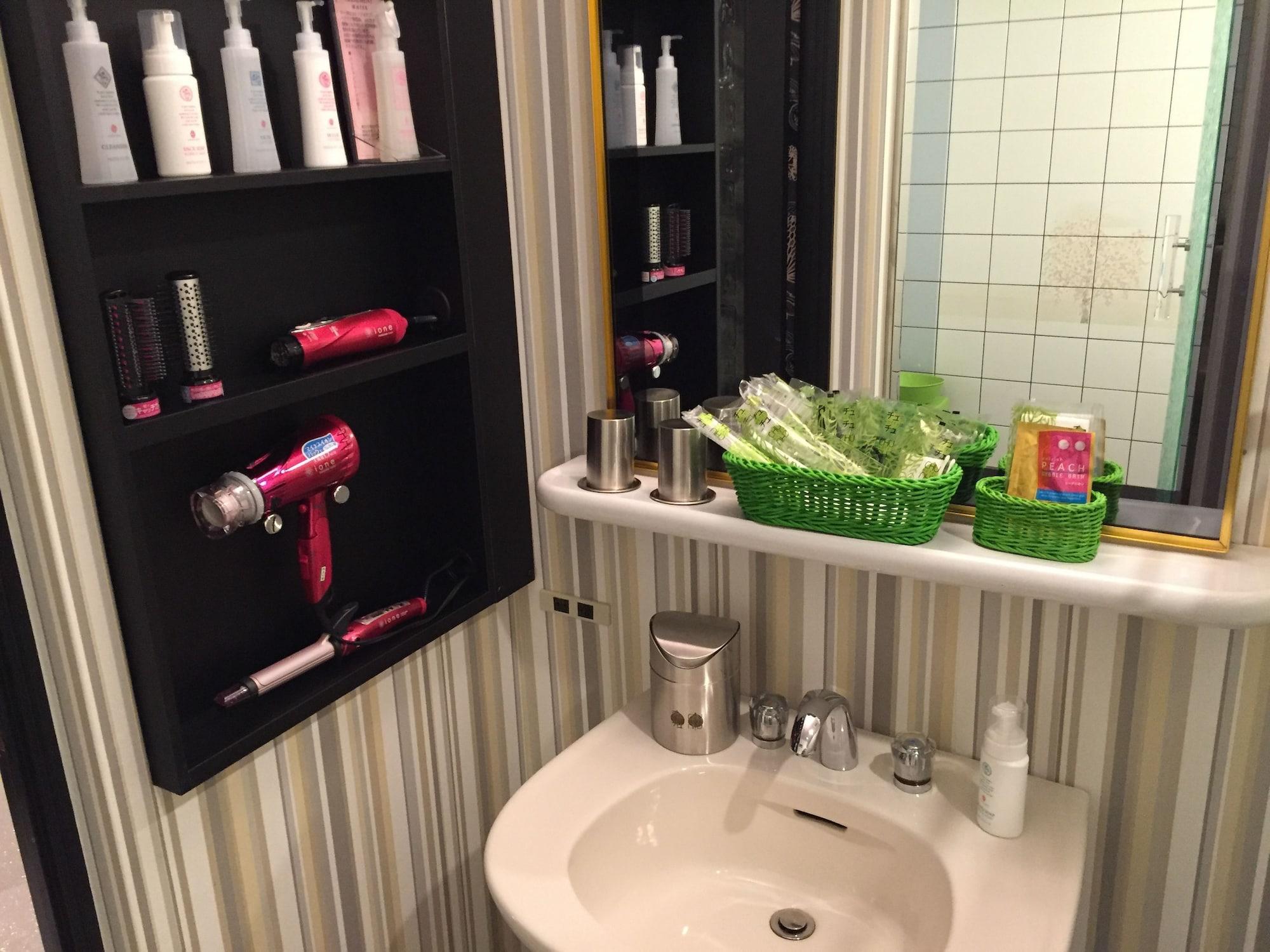 Equipamiento de Habitación Hotel America Osaka – Adults Only