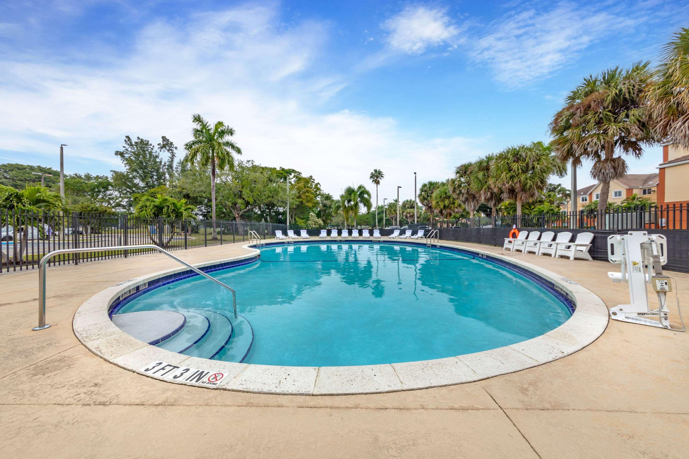 Vista Piscina Sleep Inn Miami International Airport