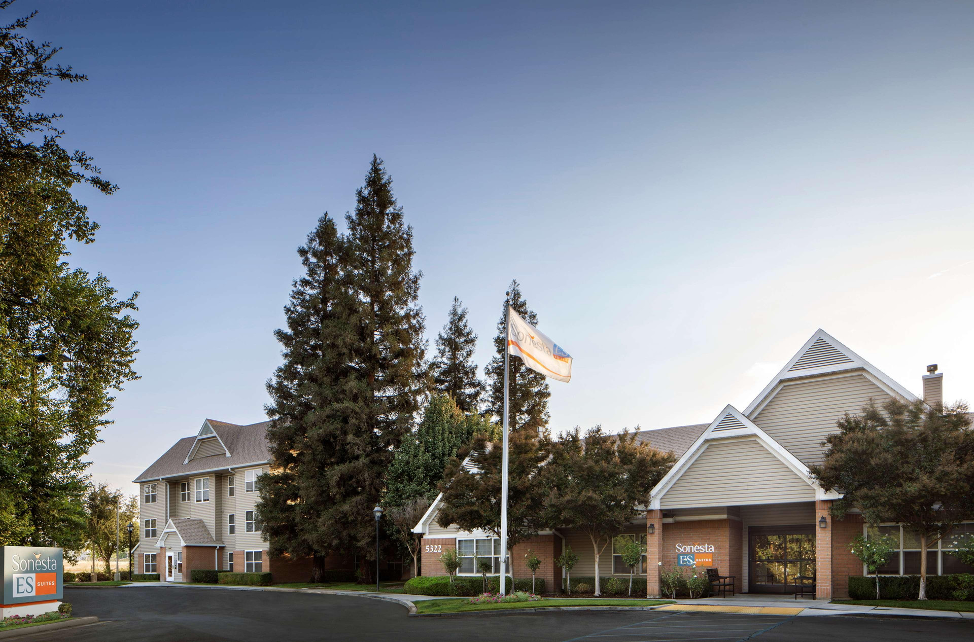 Vista Exterior Sonesta ES Suites Fresno