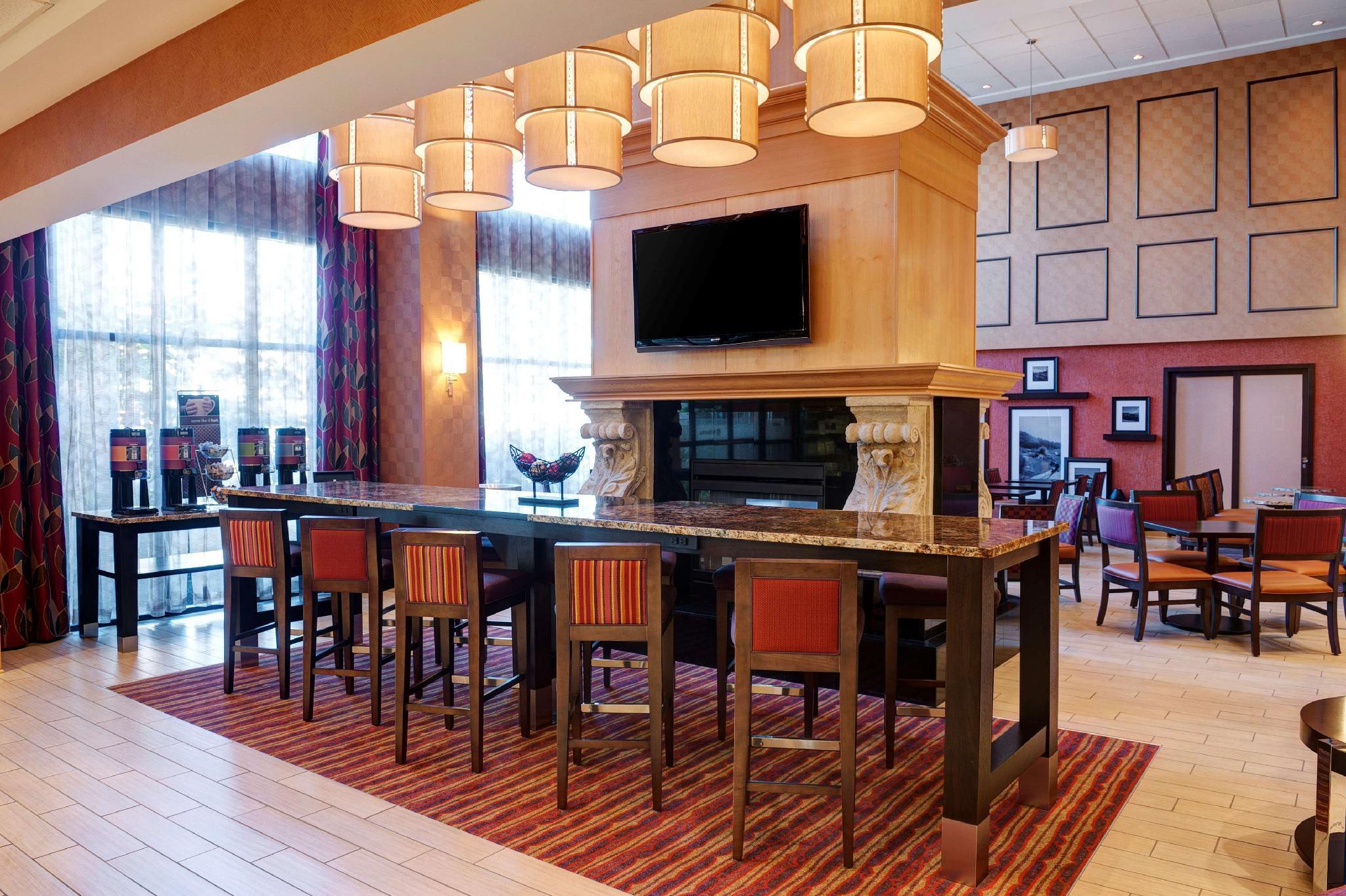 Vista Lobby Hampton Inn & Suites by Hilton Langley-Surrey