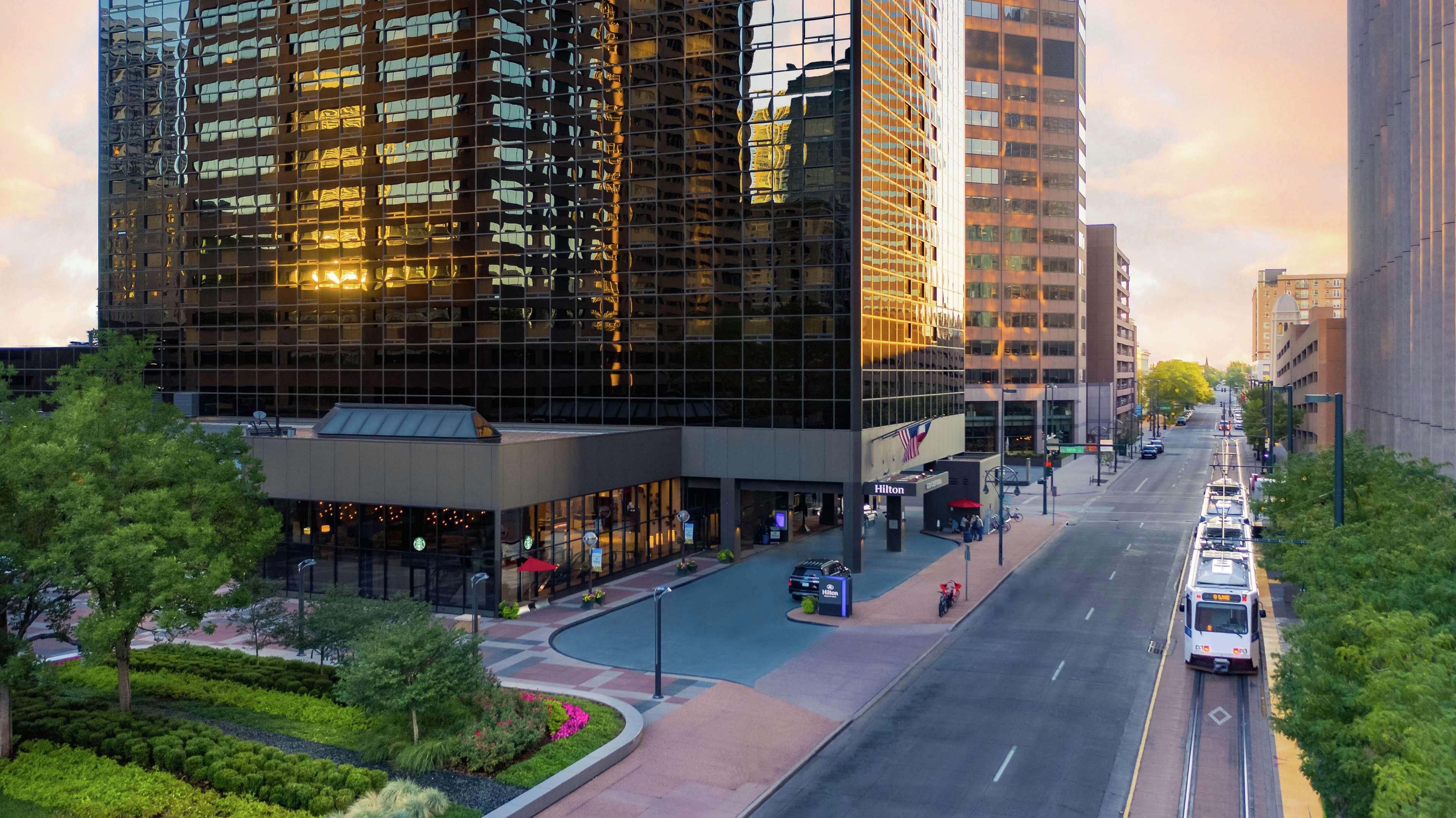 Vista Exterior Hilton Denver City Center