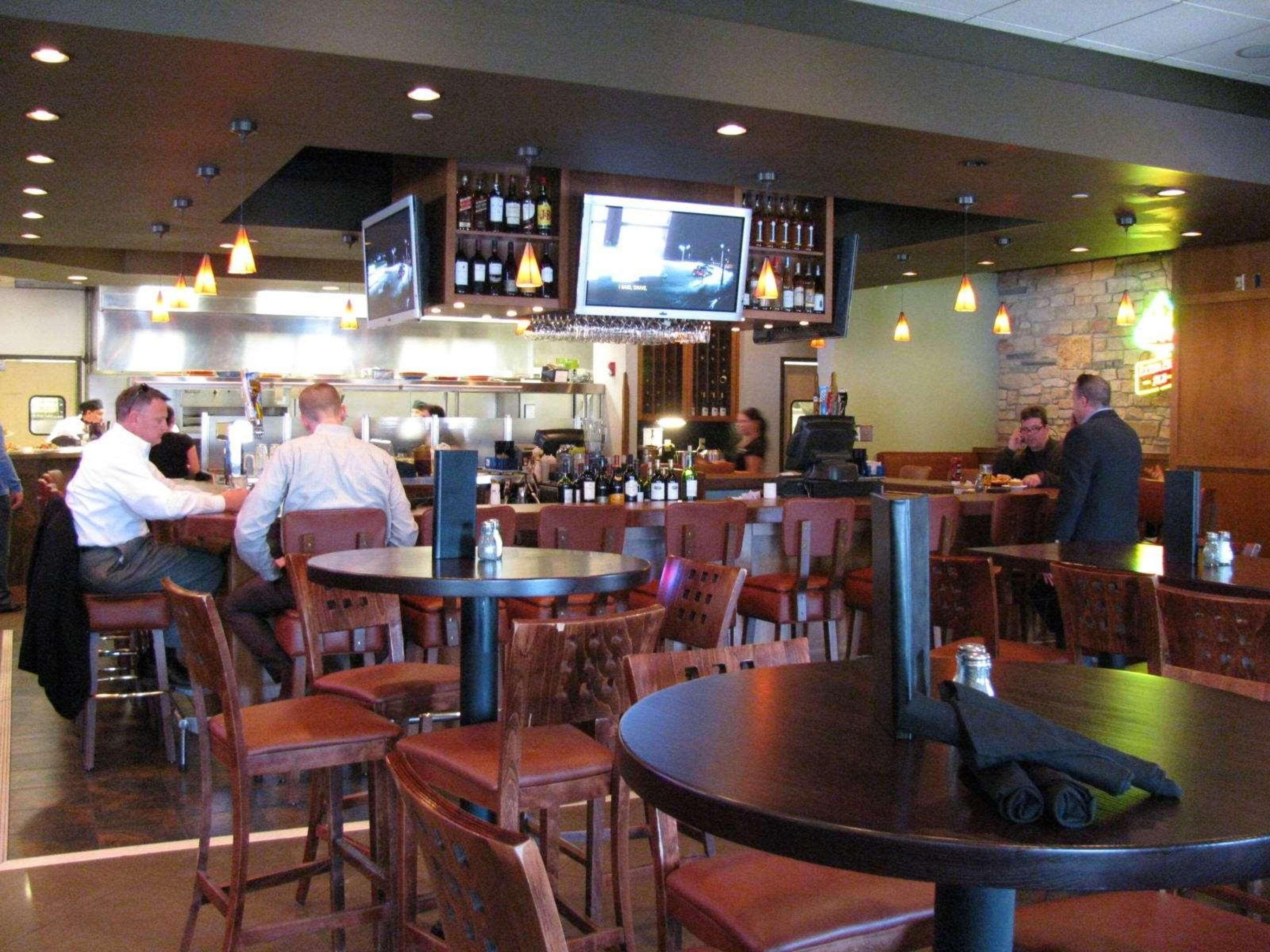 Bar/Salón Country Inn & Suites by Radisson, Minneapolis West, MN