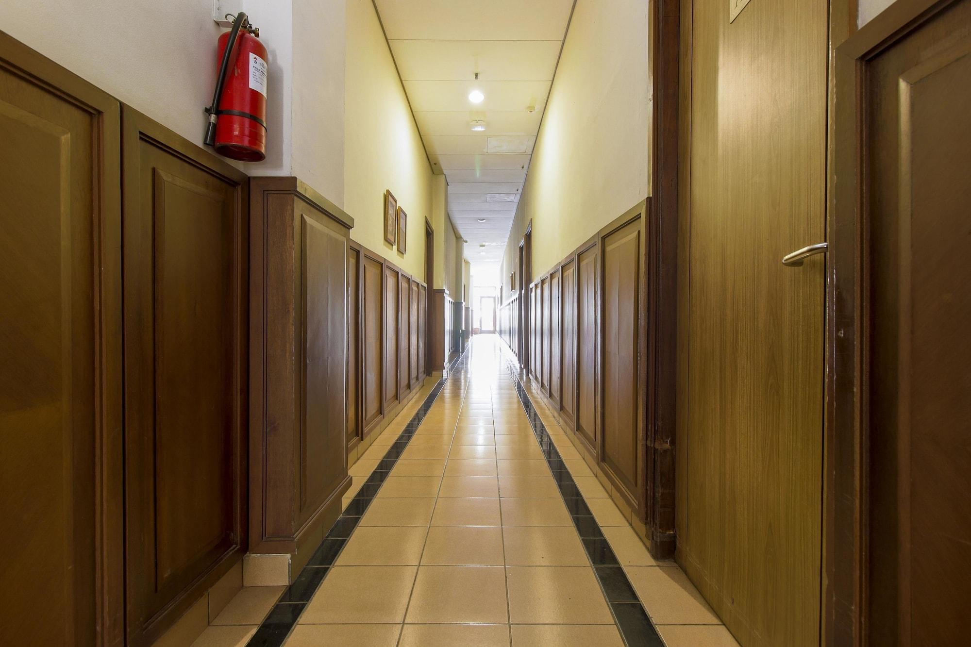 Varios RedDoorz Plus near GBK Senayan