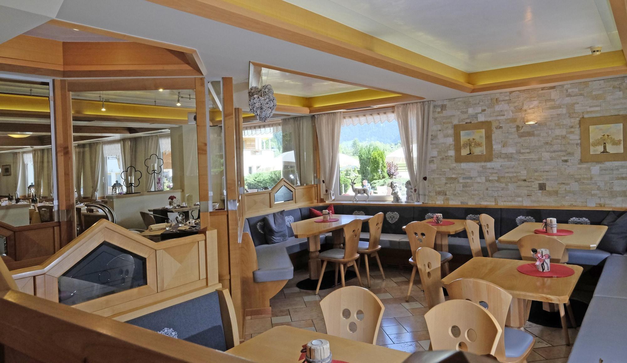 Bar/Salón Hotel Nele