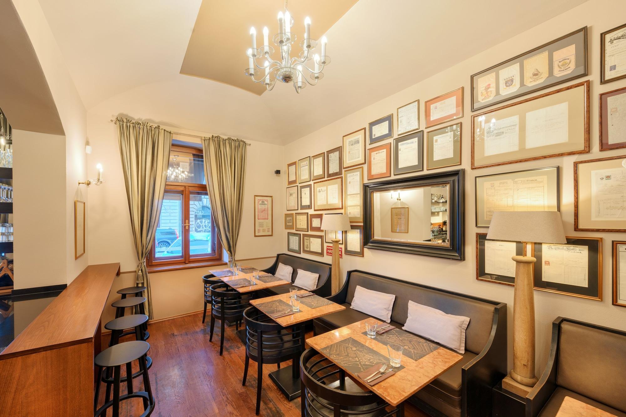 Bar/Salón Hunger Wall Residence