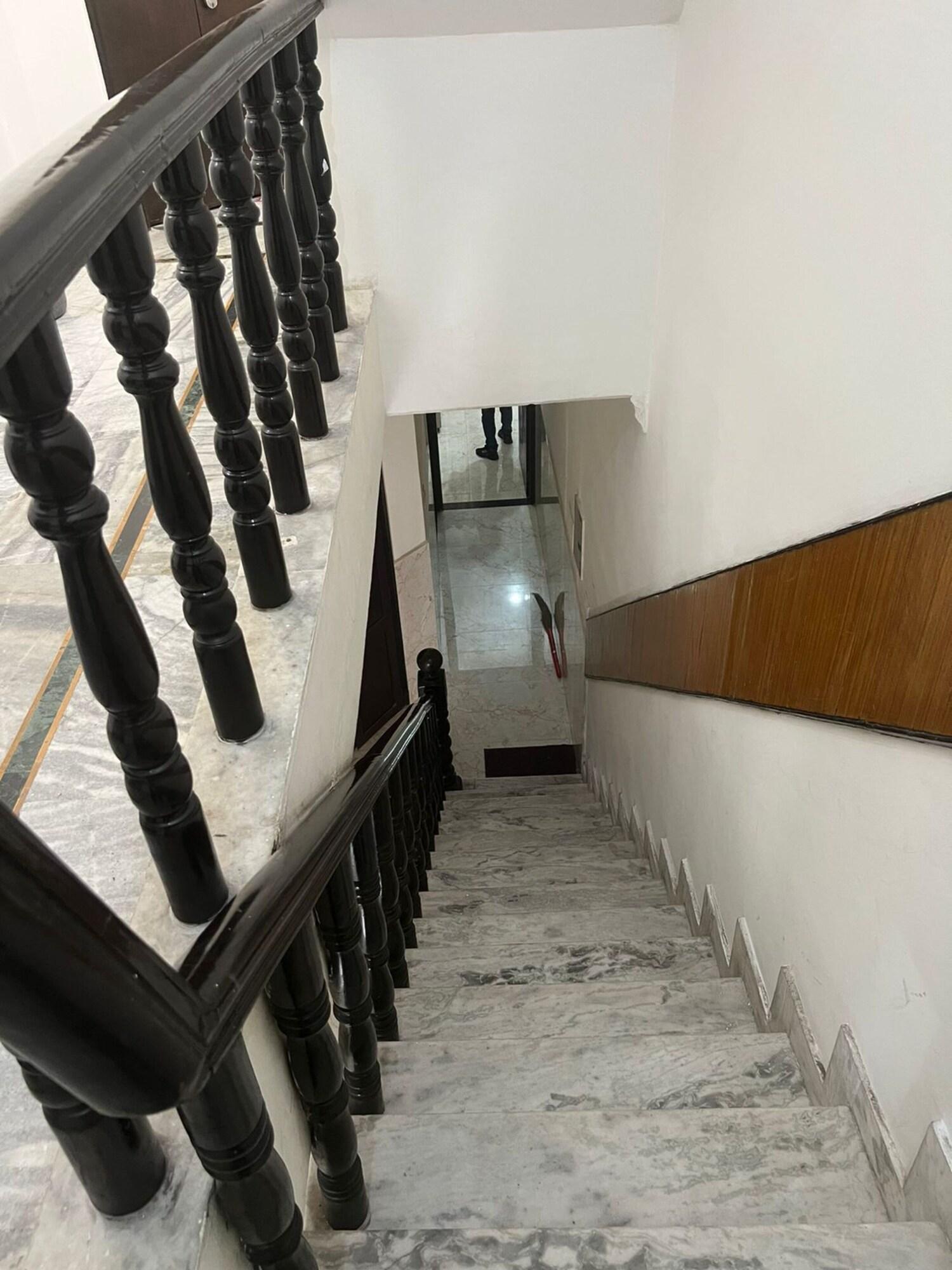 Vista Lobby Goroomgo Raja Guest House Jalandhar