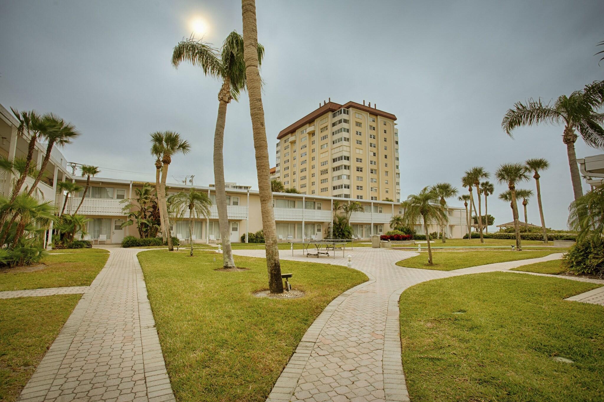 Vista Exterior Sandcastle Resort at Lido Beach