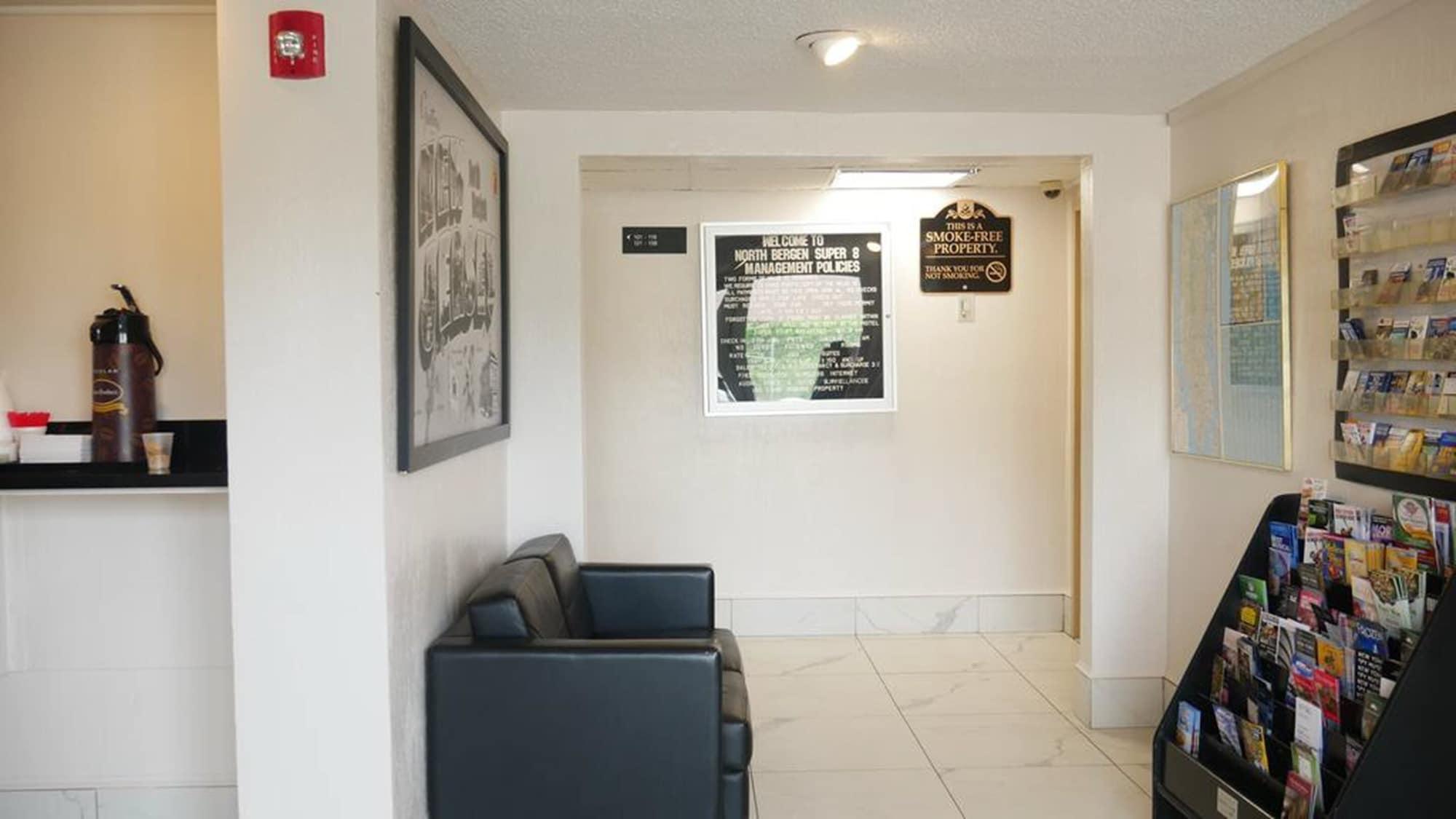 Centro de Negocios Super 8 by Wyndham North Bergen NJ/NYC Area