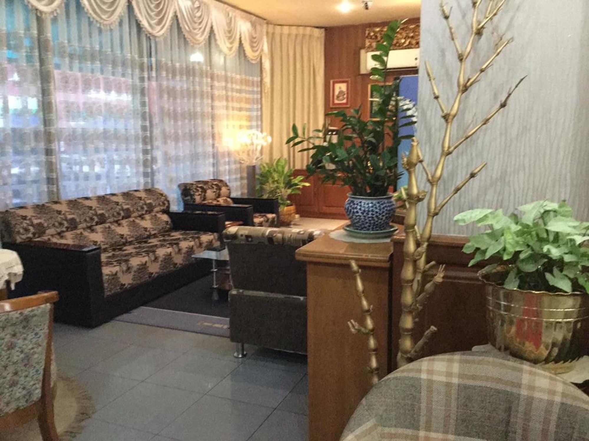 Vista Lobby Crystal Palace Hotel