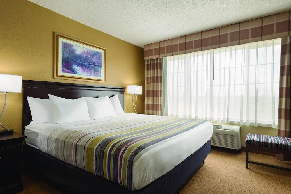 Suite Country Inn & Suites by Radisson, West Bend, WI