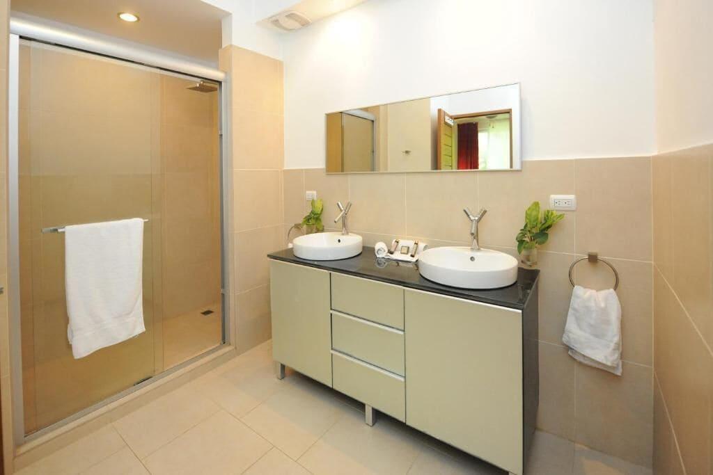 Lavadero Infiniti Blu 2 bedroom suite with AC, WIFI, Free Breakfast and airport shuttle.
